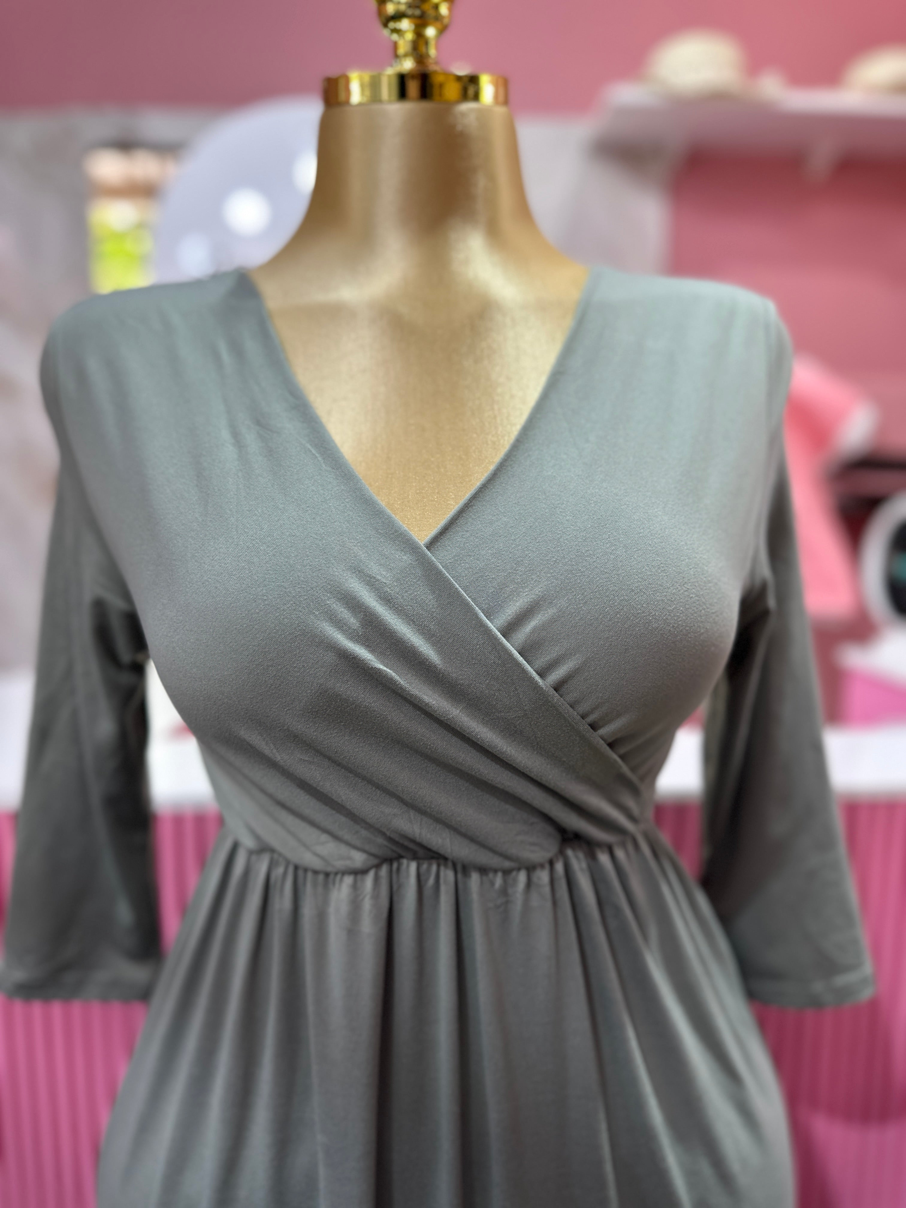 vestido largo con cuello cruzado y mangas 3/4