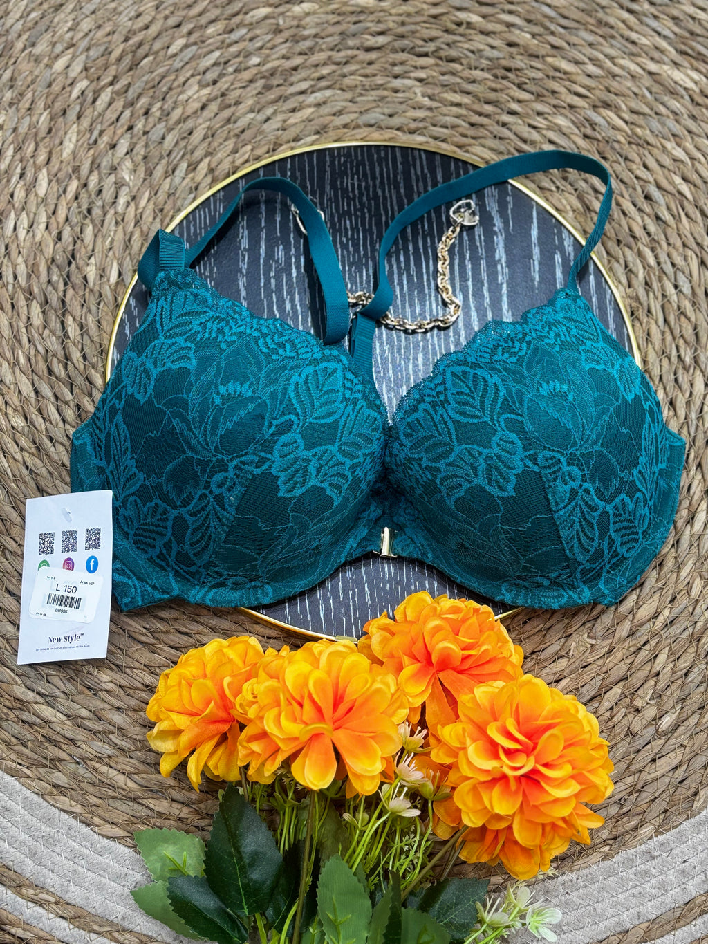 Brasier verde de blonda con broche en el busto