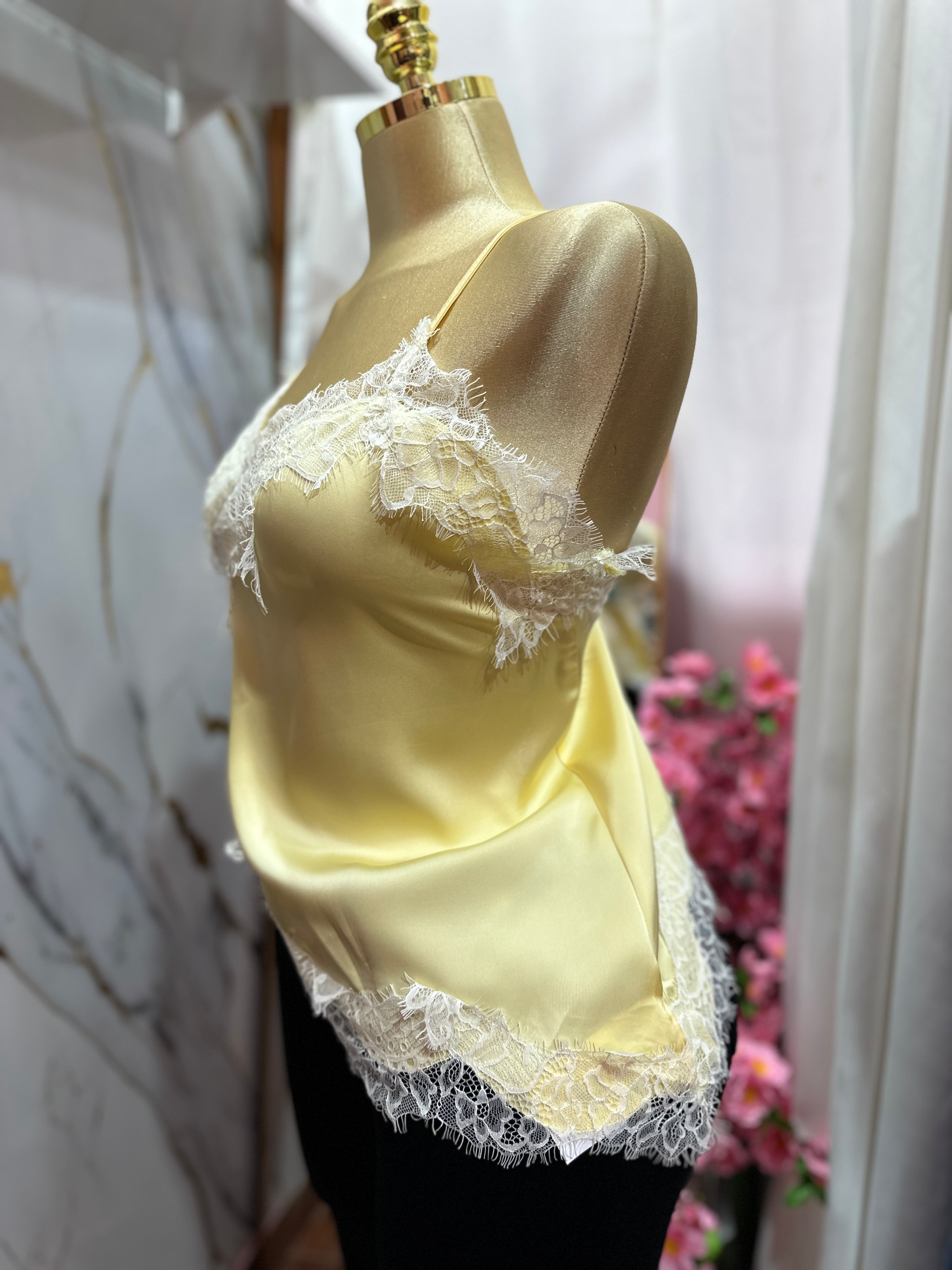 Blusa de Satin amarilla con detalle de encaje blanco y tirantes finos