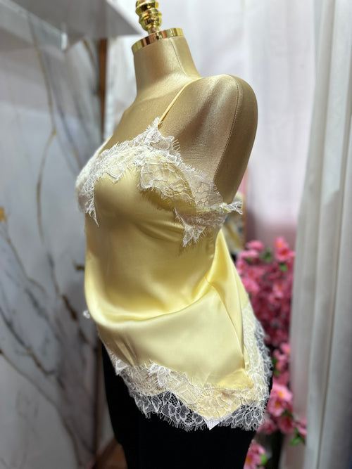 Blusa de Satin amarilla con detalle de encaje blanco y tirantes finos