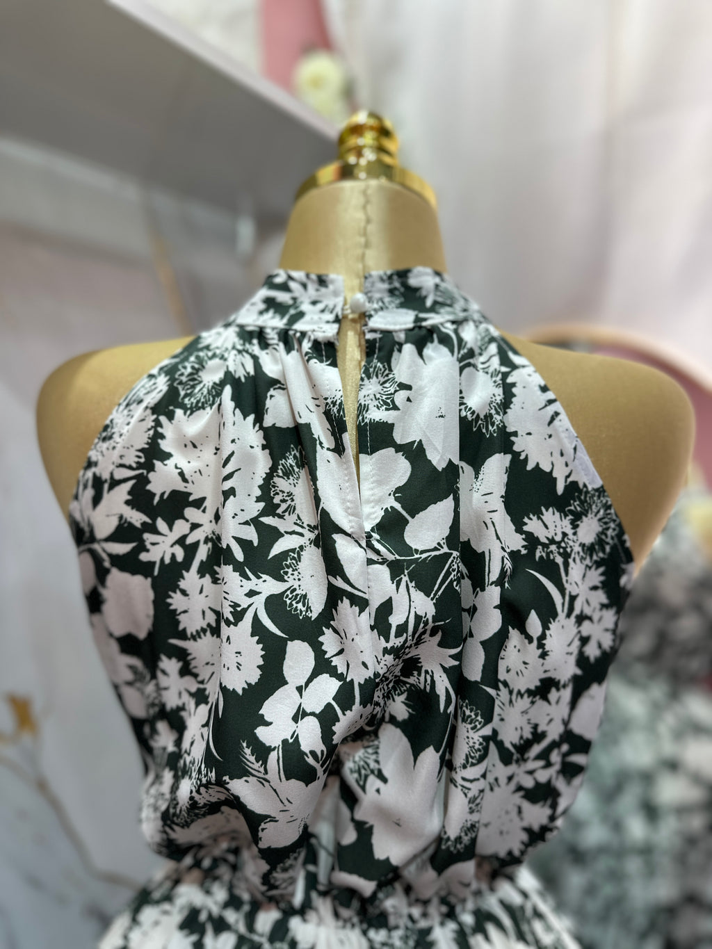 Vestido largo con diseño floral en verde y blanco cuanta con cuello halter