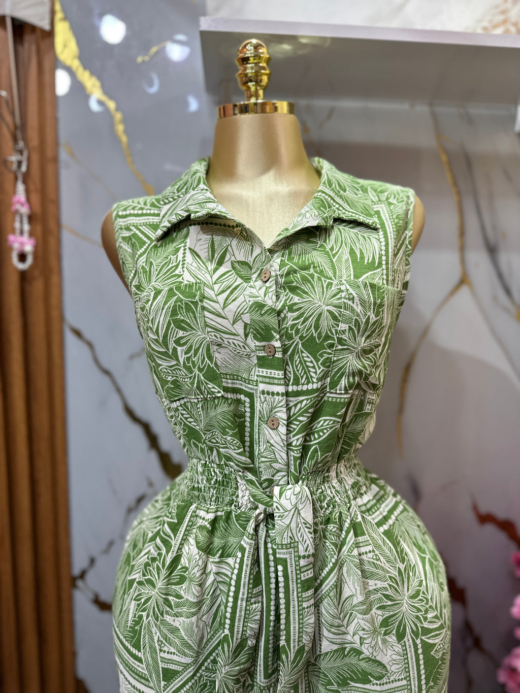 Enterizo sin mangas color verde con un llamativo estampado tropical