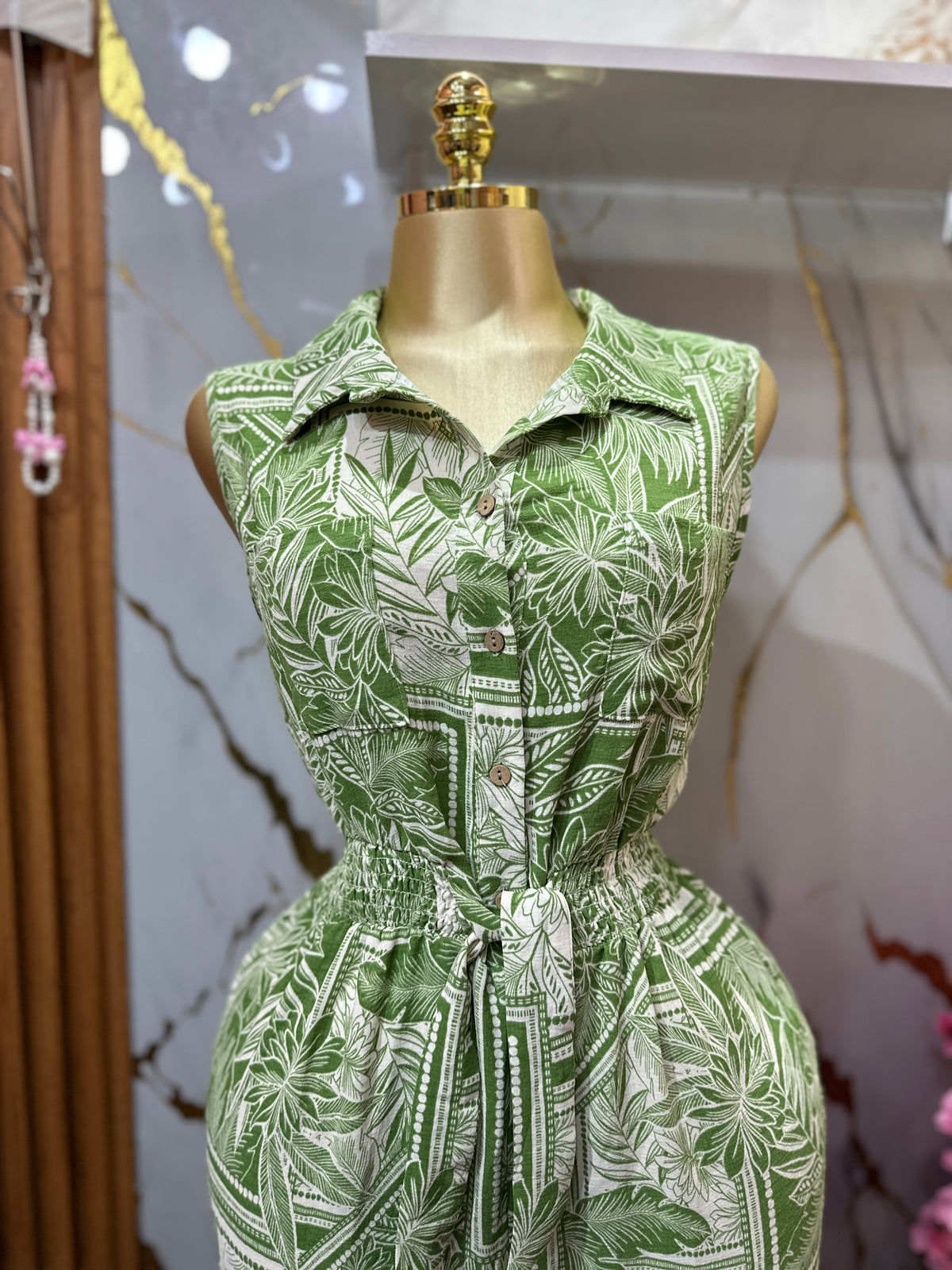 Enterizo sin mangas color verde con un llamativo estampado tropical