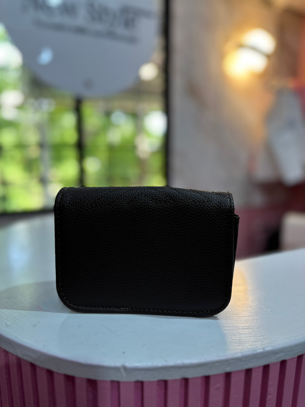 Mini cartera en color café oscuro y con correa ajustable