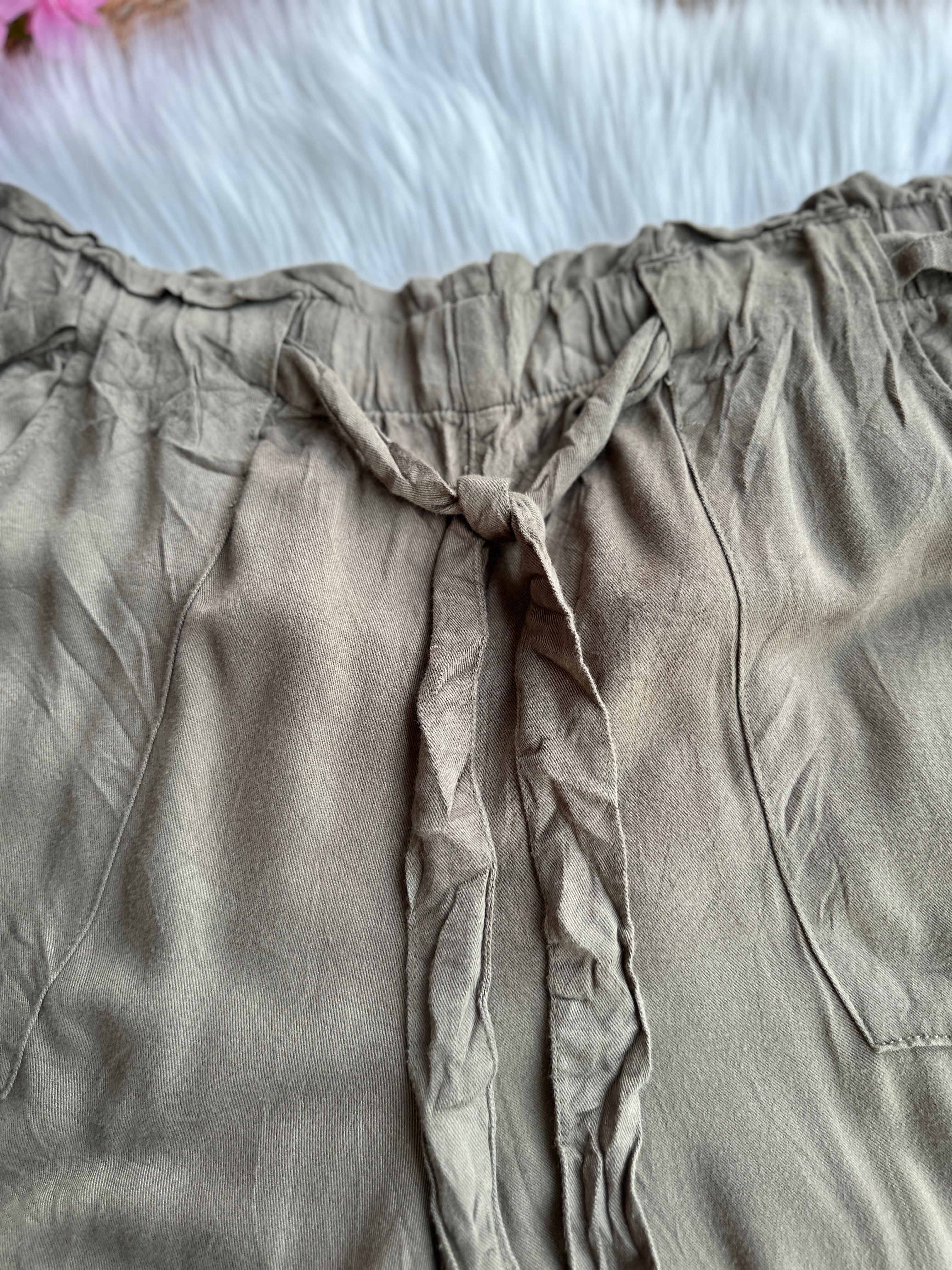 Short Corto Verde Militar Con Cintura Fruncida