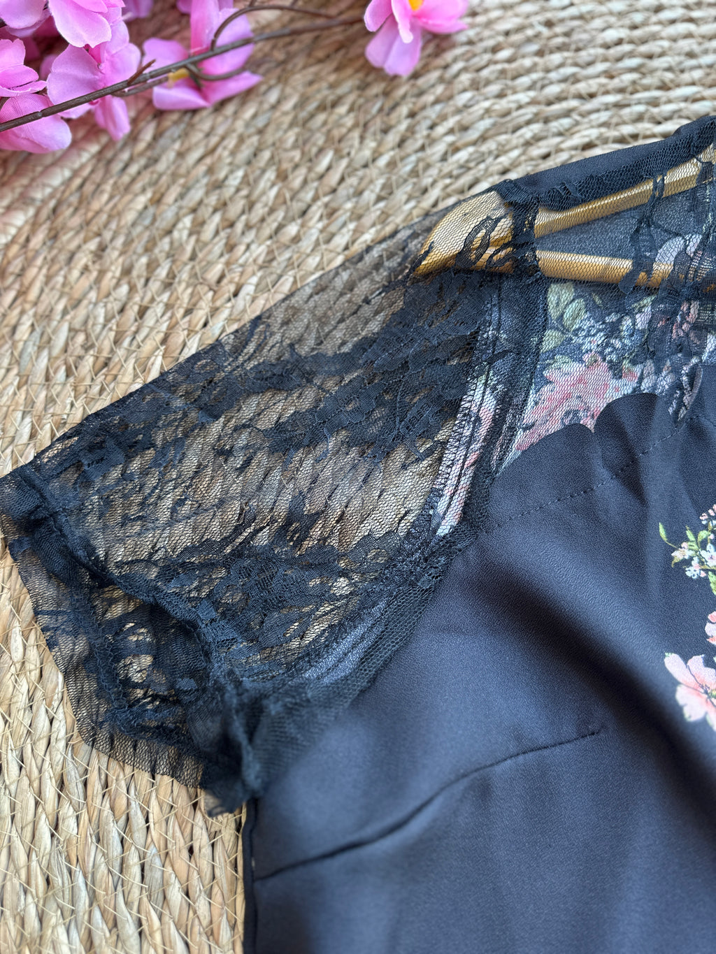 Blusa casual con mangas de encaje