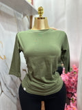 Blusa verde oliva de estilo básico con mangas tres cuartos