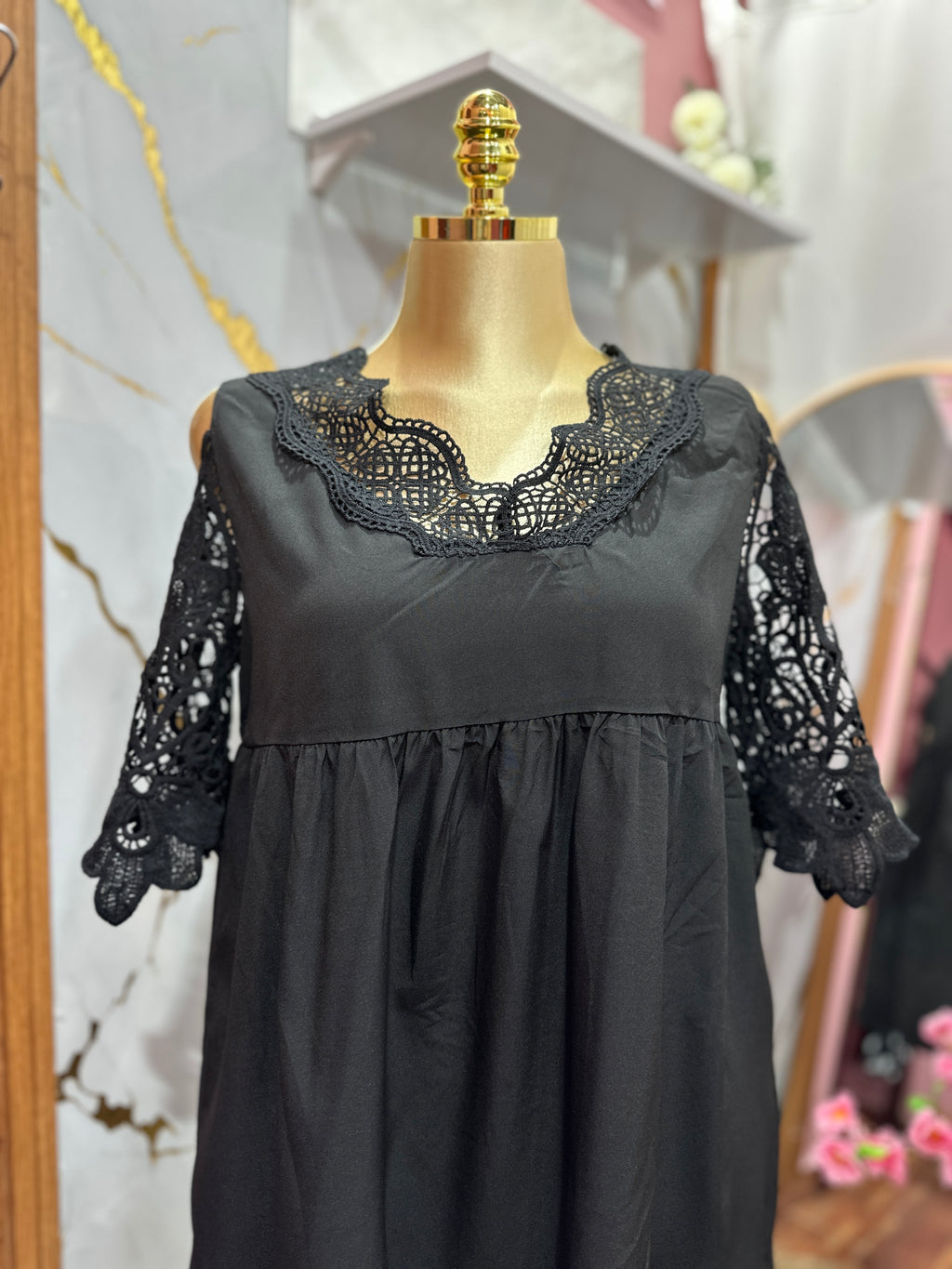 Vestido negro con bordado de blonda en las mangas y el pecho