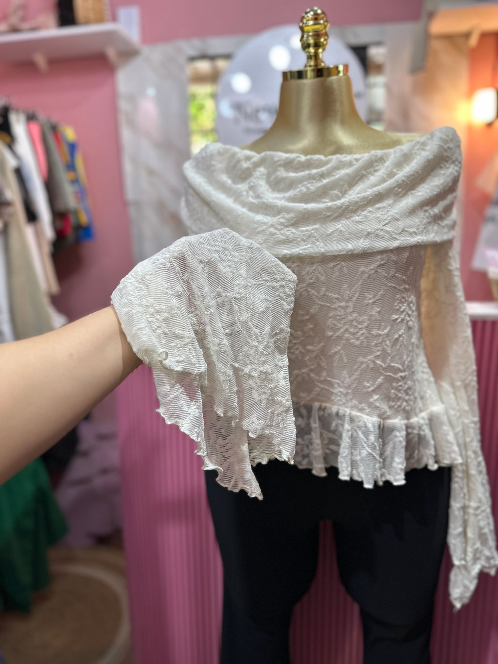 Top de blonda estilo campesina color blanco hueso