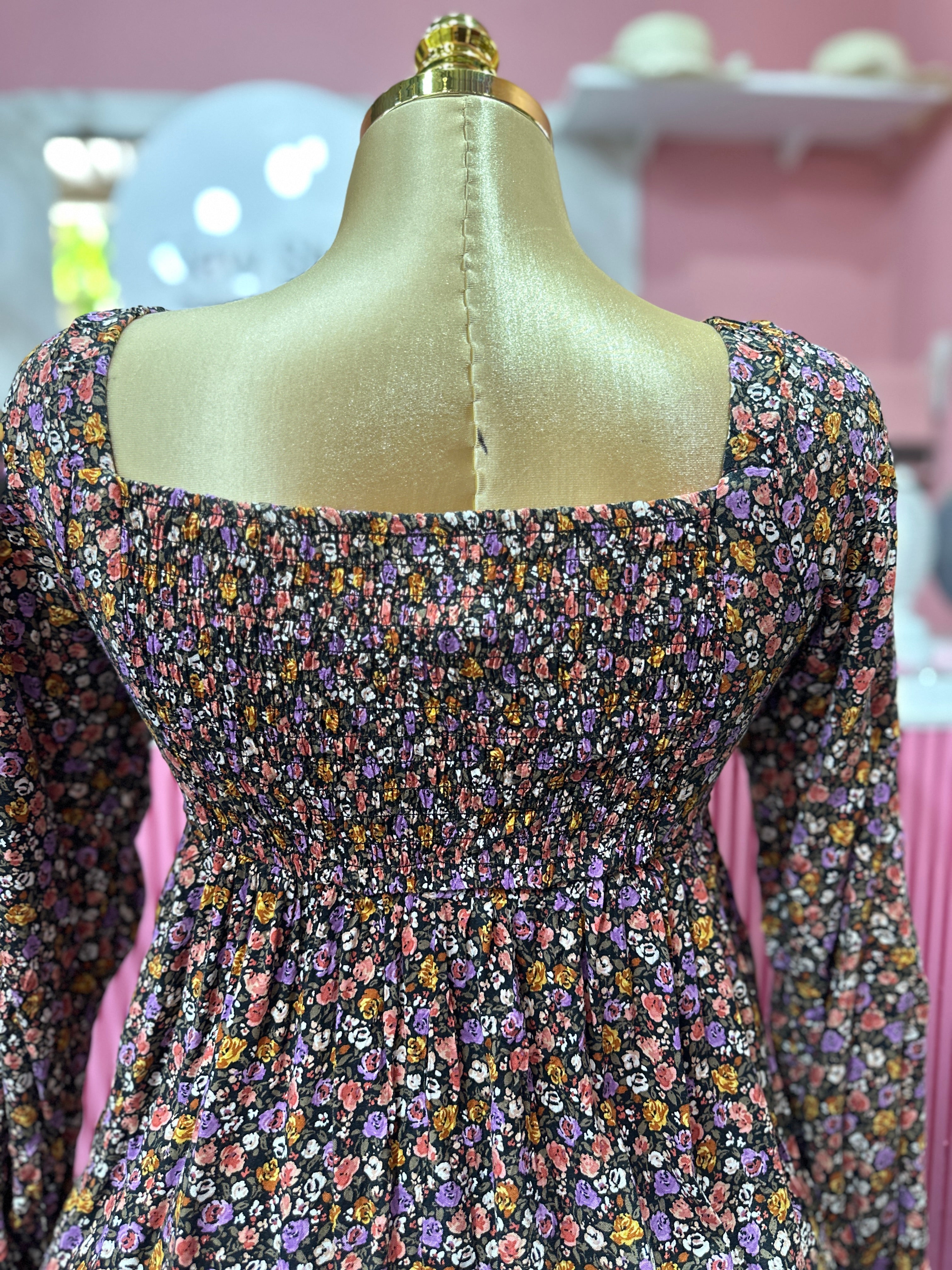 Vestido corto de manga larga con estampado floral y cuello cuadrado
