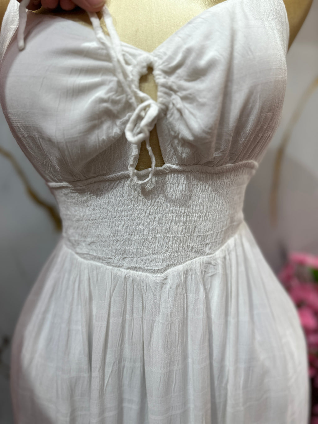 Vestido blanco de tirantes estilo Maxi con detalle de fruncido en la cintura