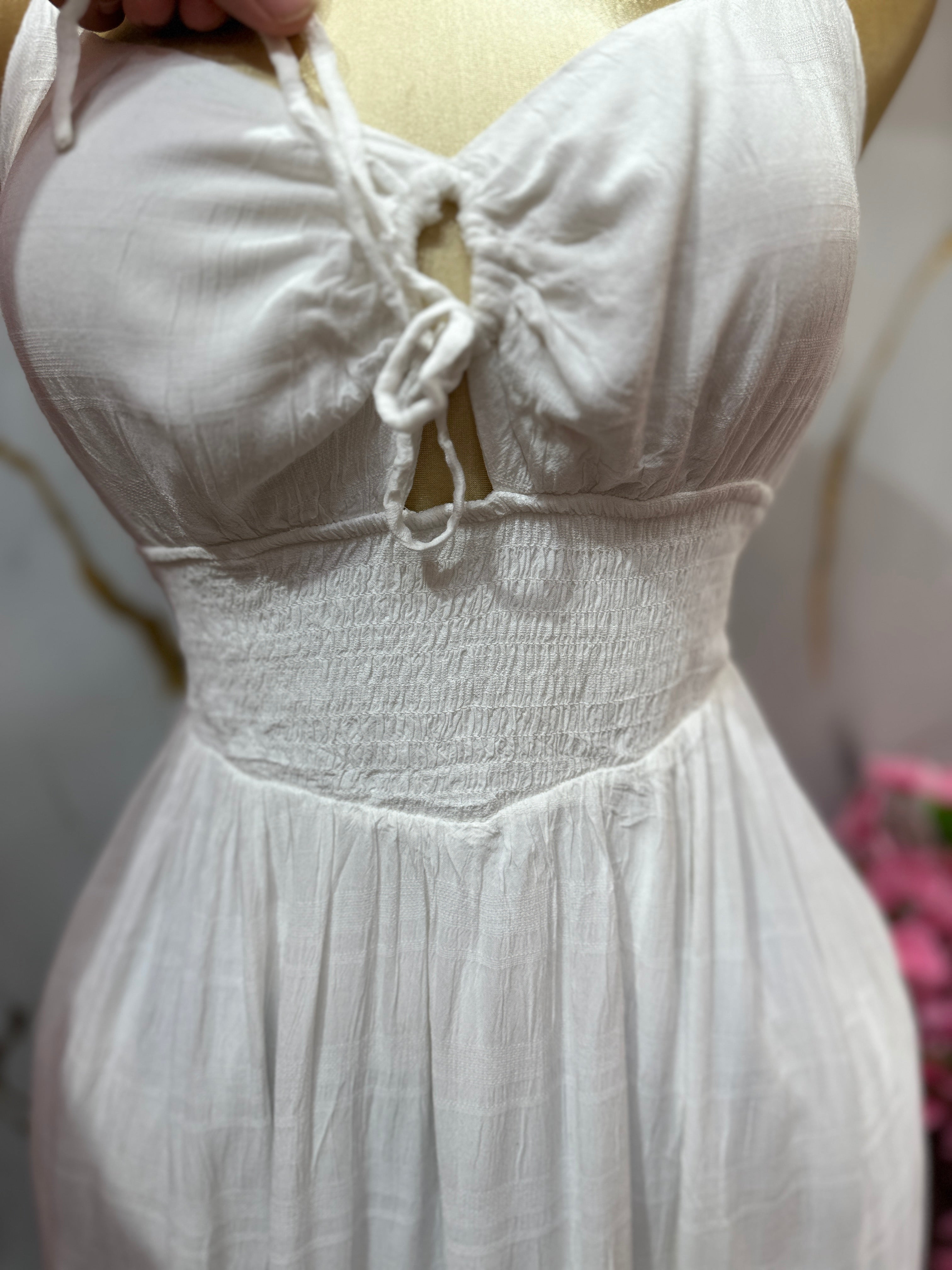 Vestido blanco de tirantes estilo Maxi con detalle de fruncido en la cintura