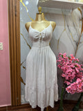 Vestido blanco de tirantes estilo Maxi con detalle de fruncido en la cintura