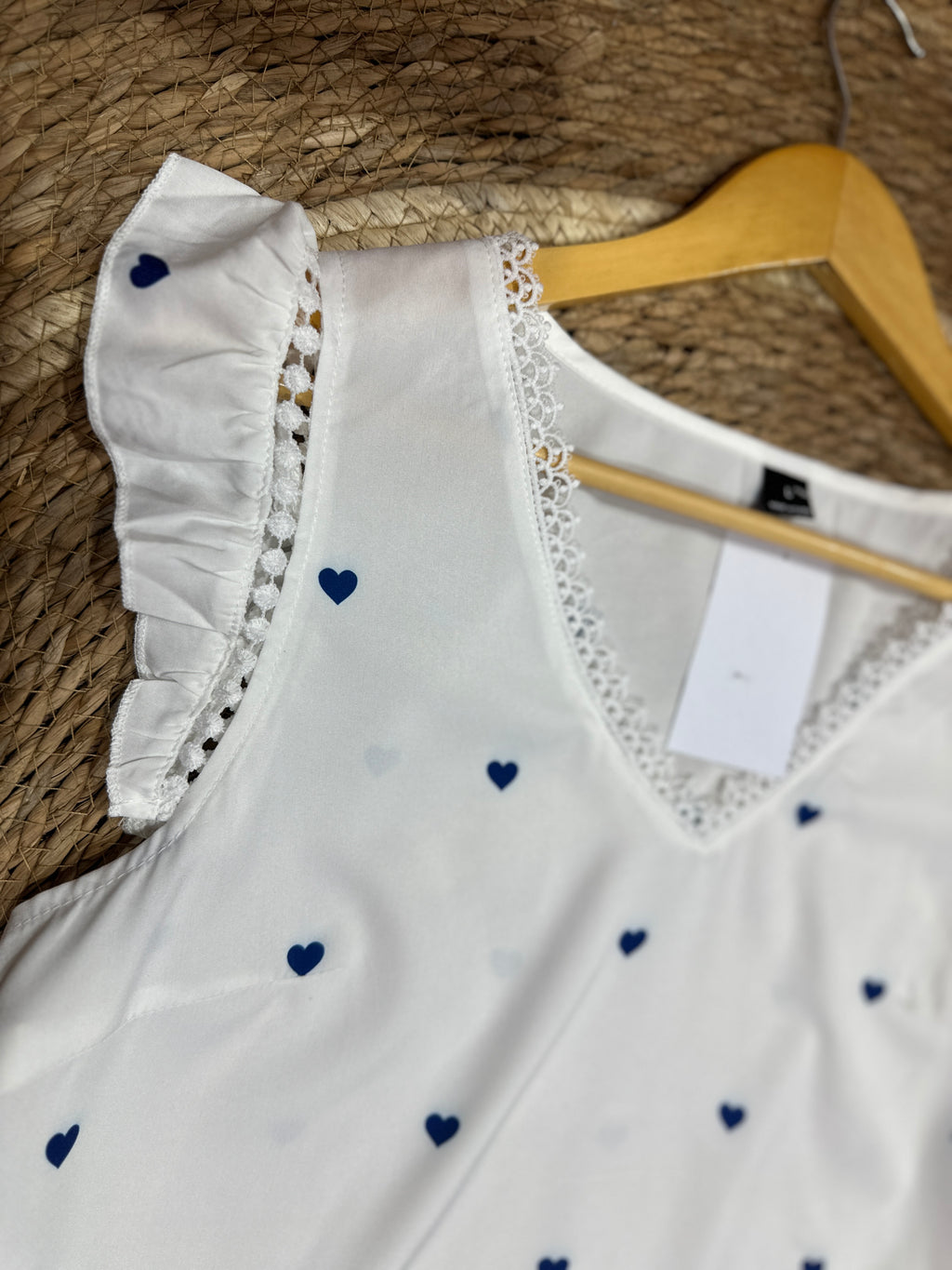 Blusa blanca con estampado de corazones