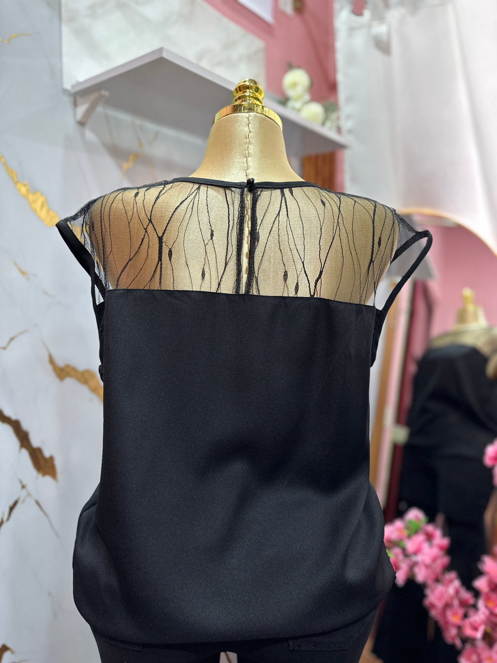 Blusa casual con diseño de malla traslúcida en la parte superior