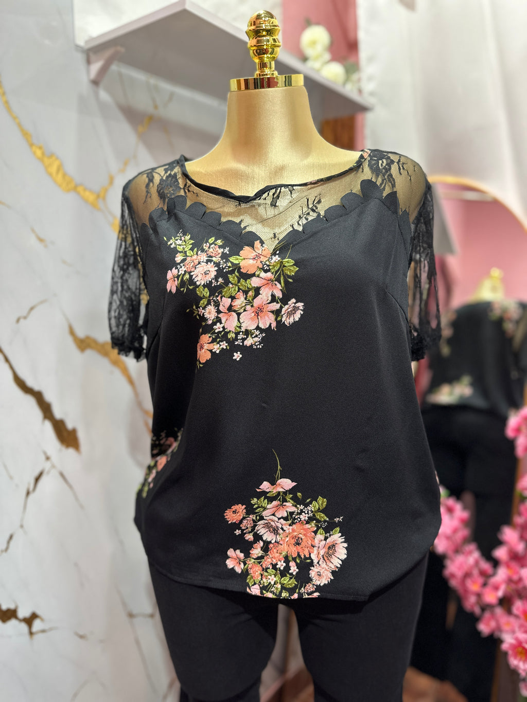 Blusa casual con mangas de encaje