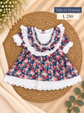 Vestido corto para niña con un estampado floral y detalles de volantes con encaje blanco