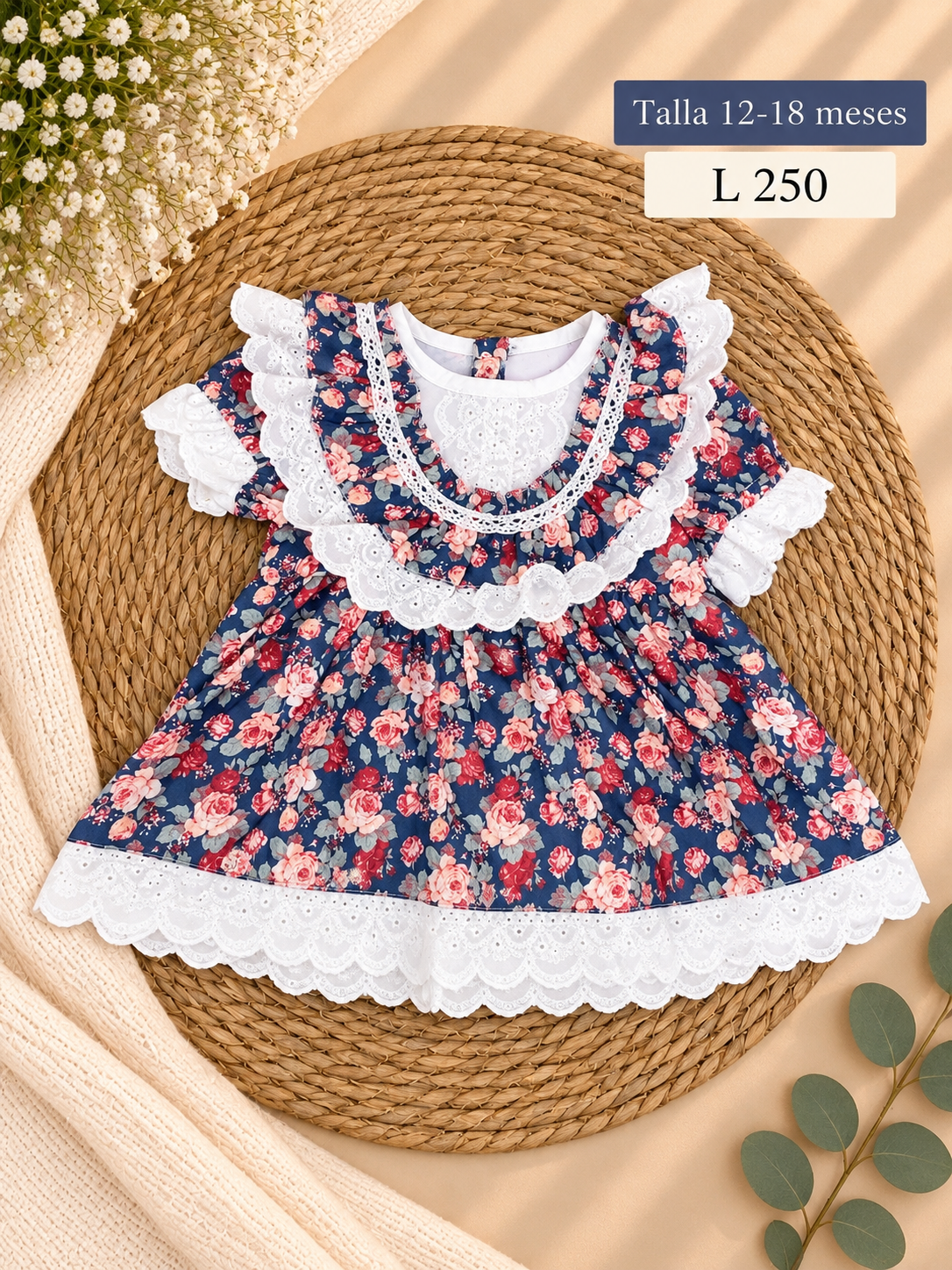 Vestido corto para niña con un estampado floral y detalles de volantes con encaje blanco
