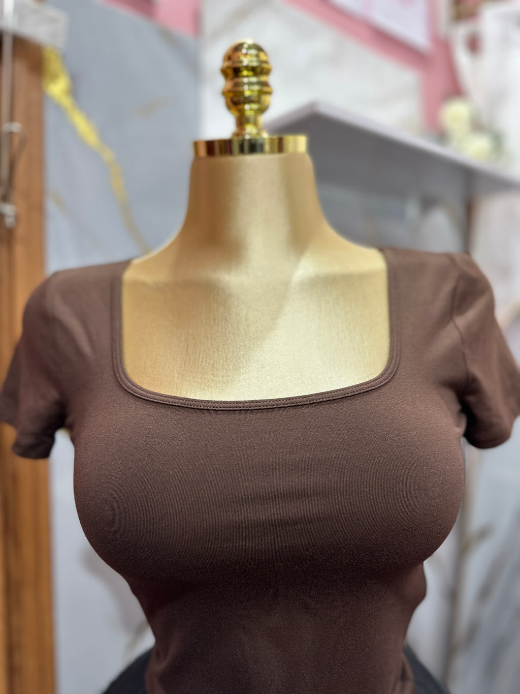 Top corto con cuello cuadrado de manga corta