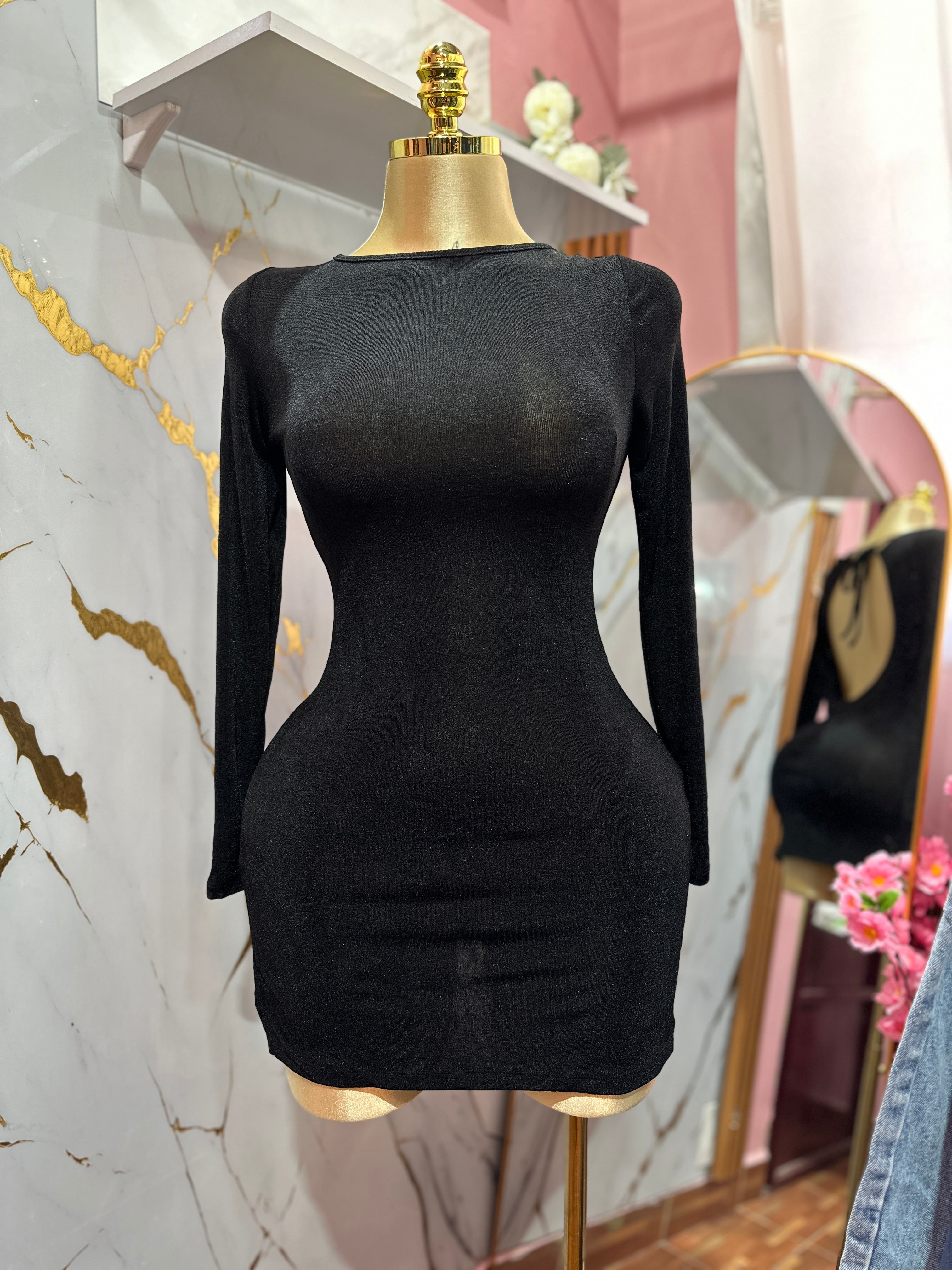 Vestido corto color negro manga larga