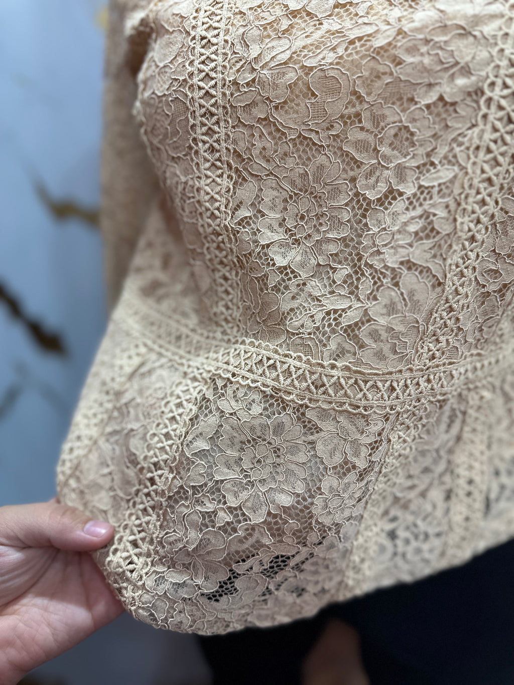 Blusa de Encaje floral translúcido Beige