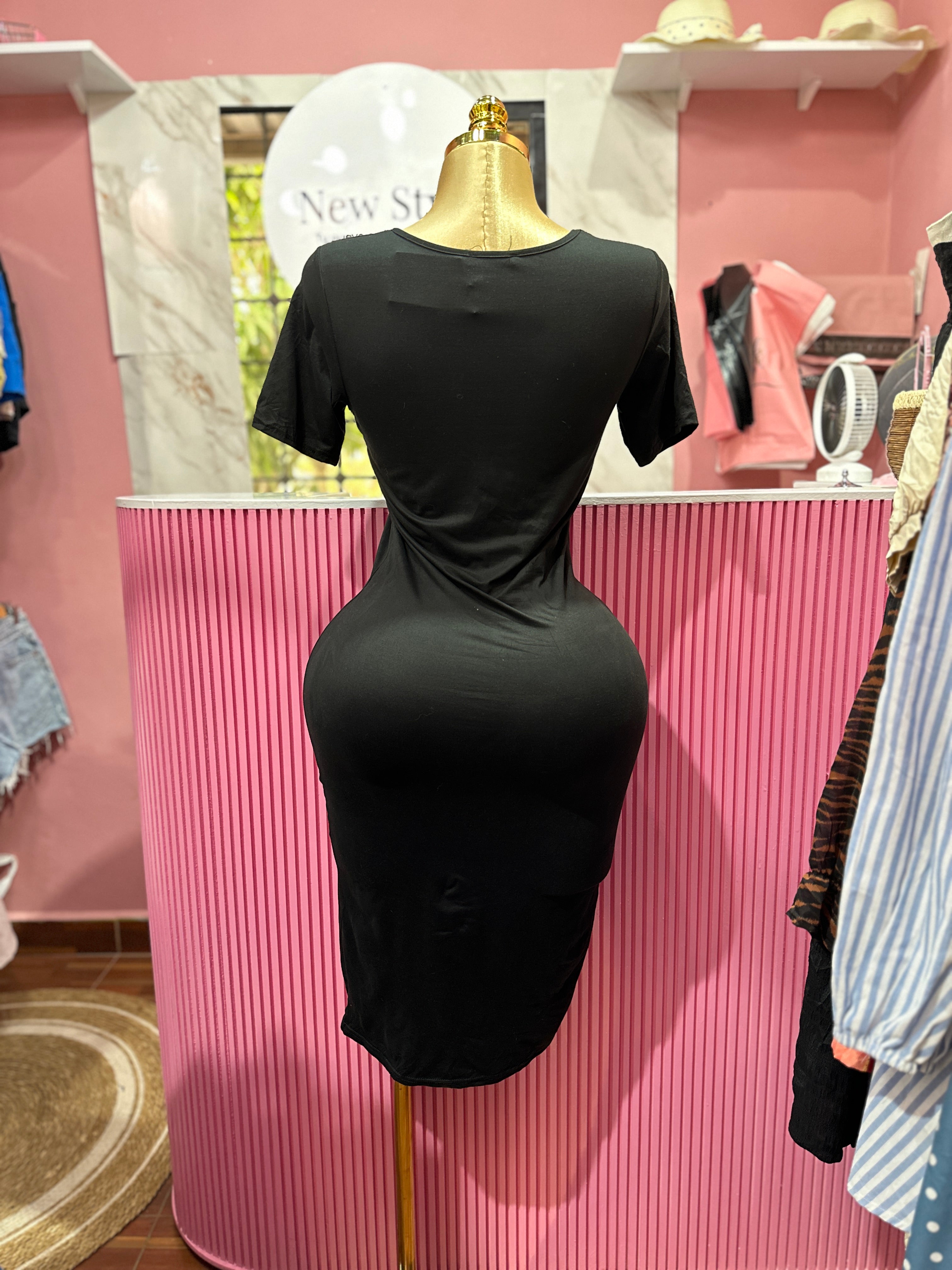 Vestido ajustado de manga corta con cuello redondo