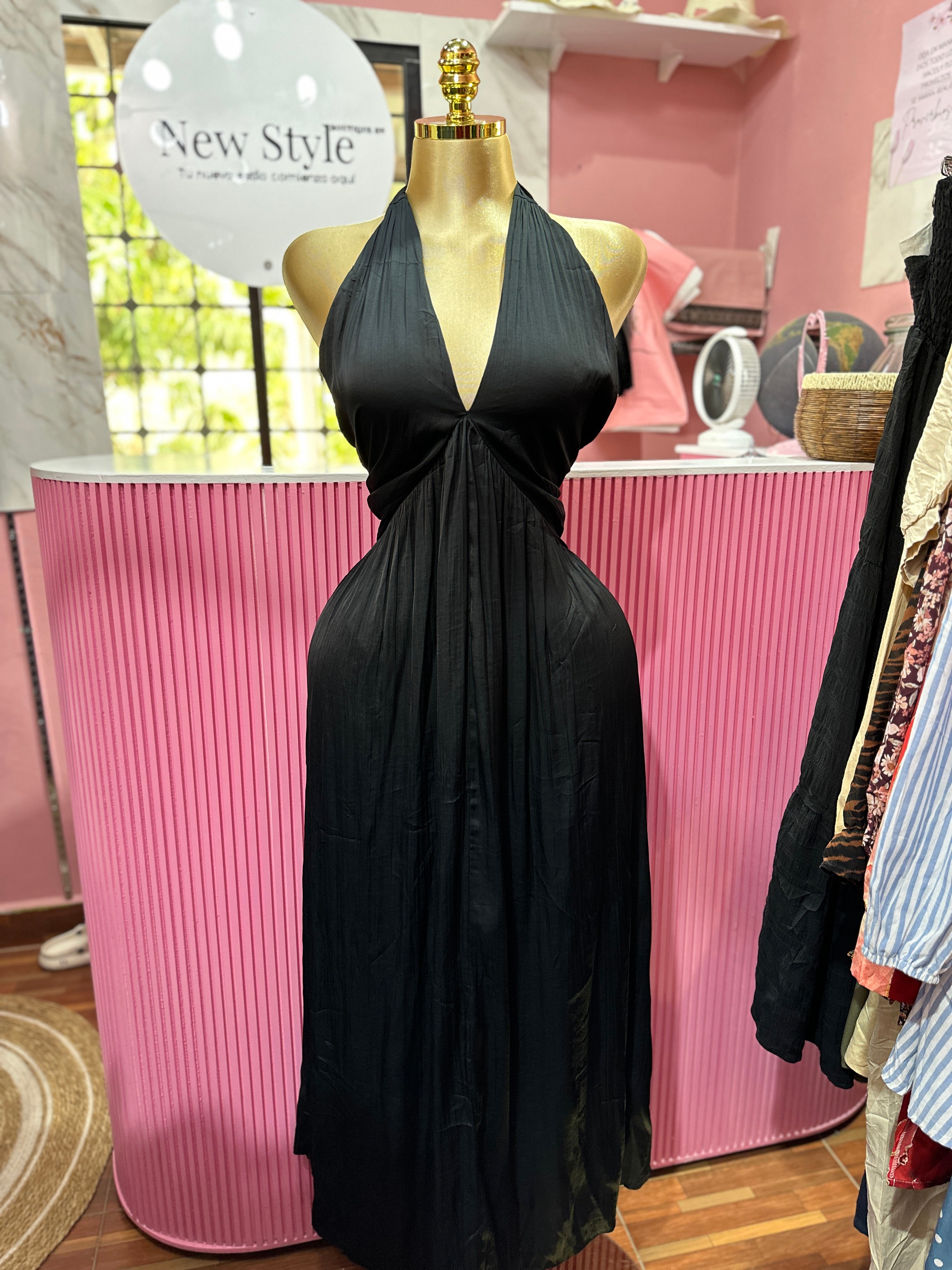 Vestido Negro largo con escote en V pronunciado y espalda descubierta
