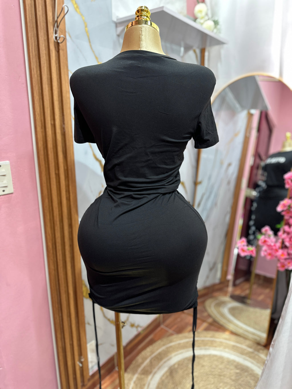 Vestido negro casual con cuello redondo