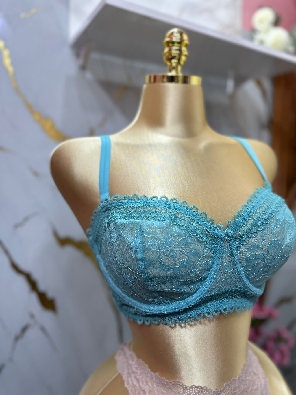 Brasier de encaje con un delicado diseño color verde menta