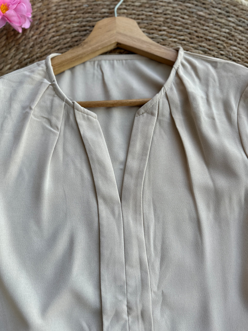Blusa beige de manga larga con escote en V