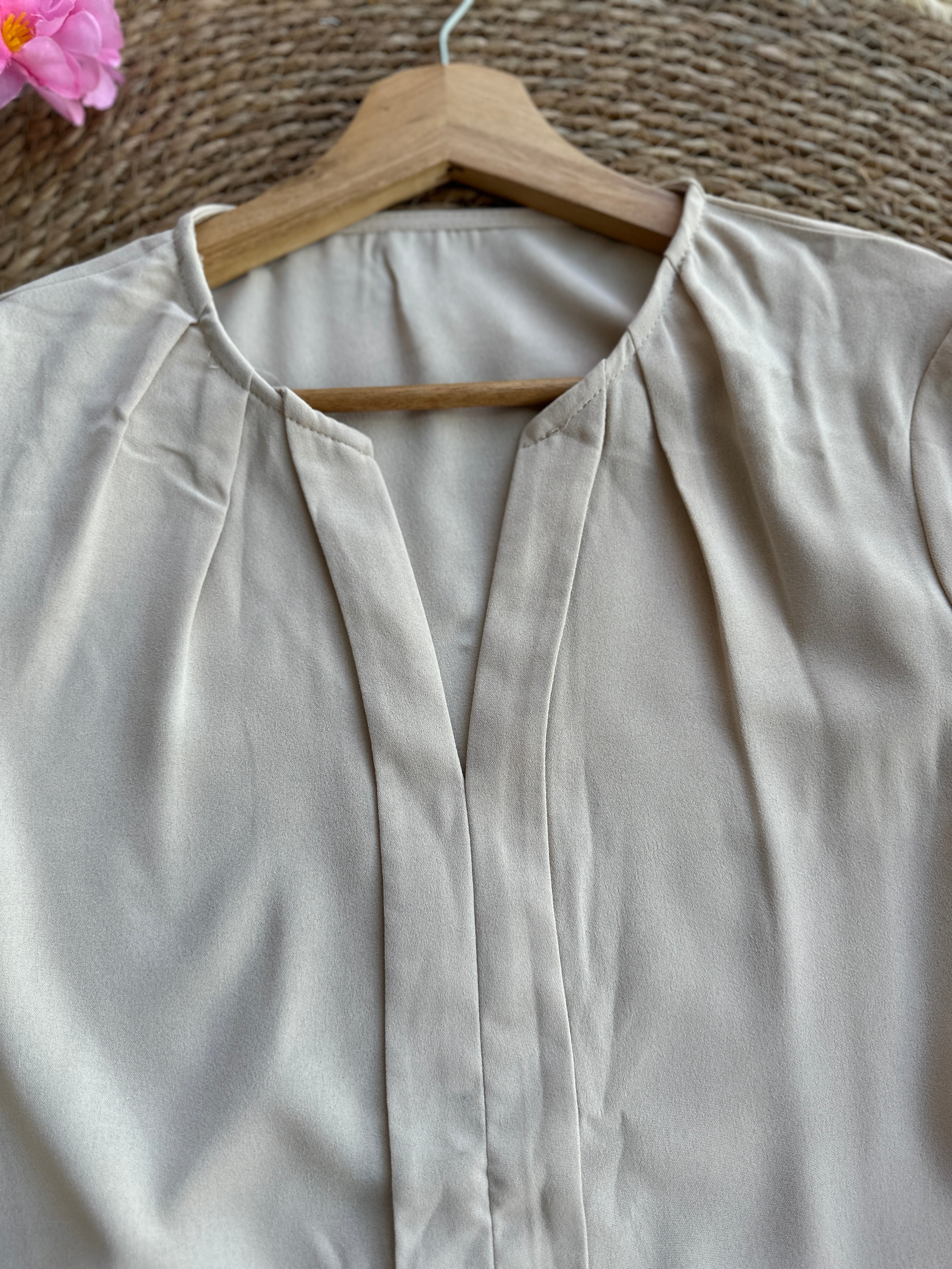 Blusa beige de manga larga con escote en V