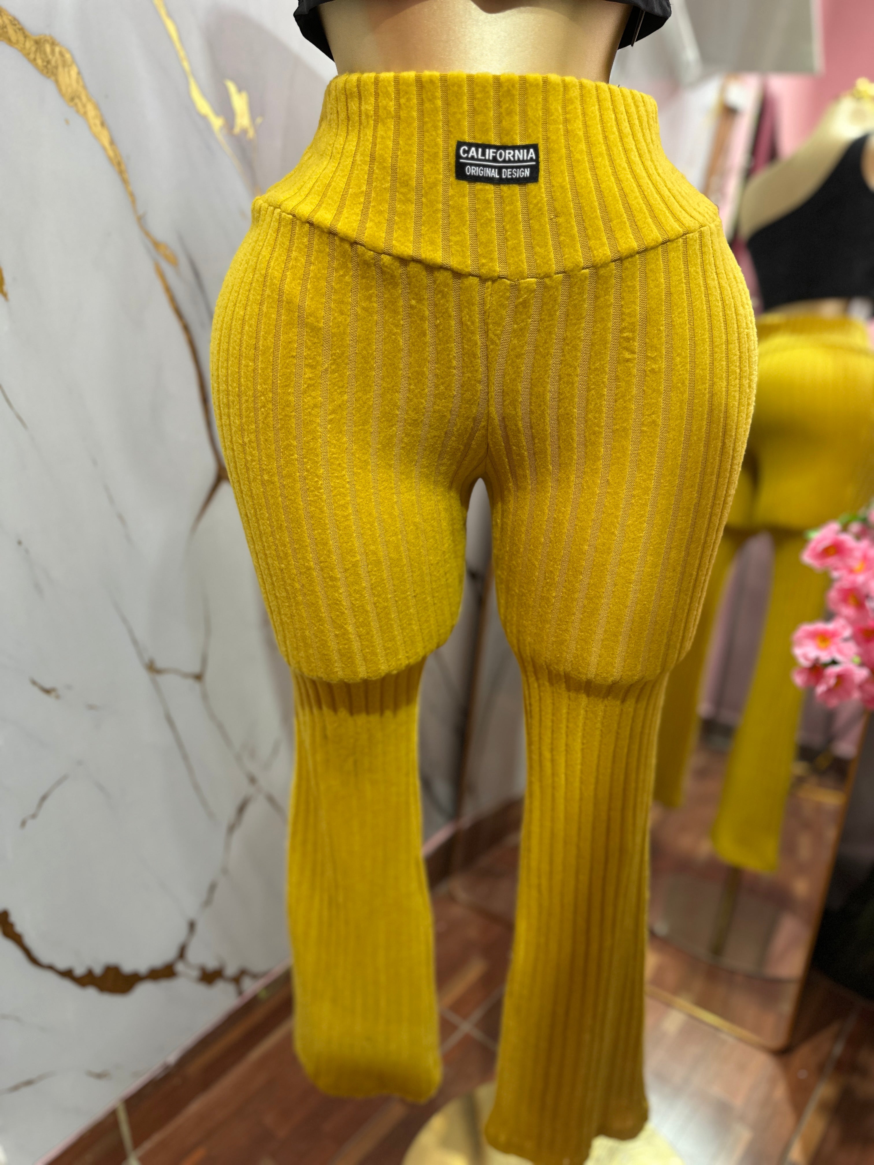 Pantaloneta color mostaza CALIFORNIA