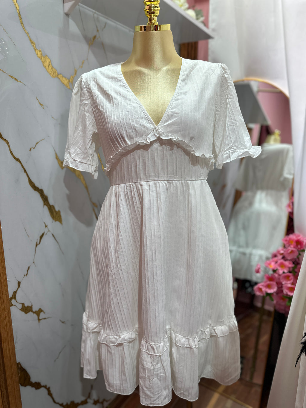 Vestido blanco corte de tiempo manga corta con revuelo
