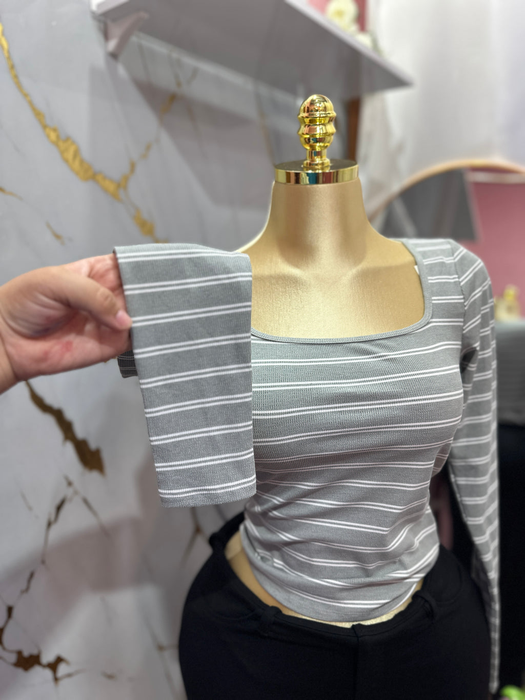 Camisa manga larga ajustada con diseño de rayas blancas y fondo gris