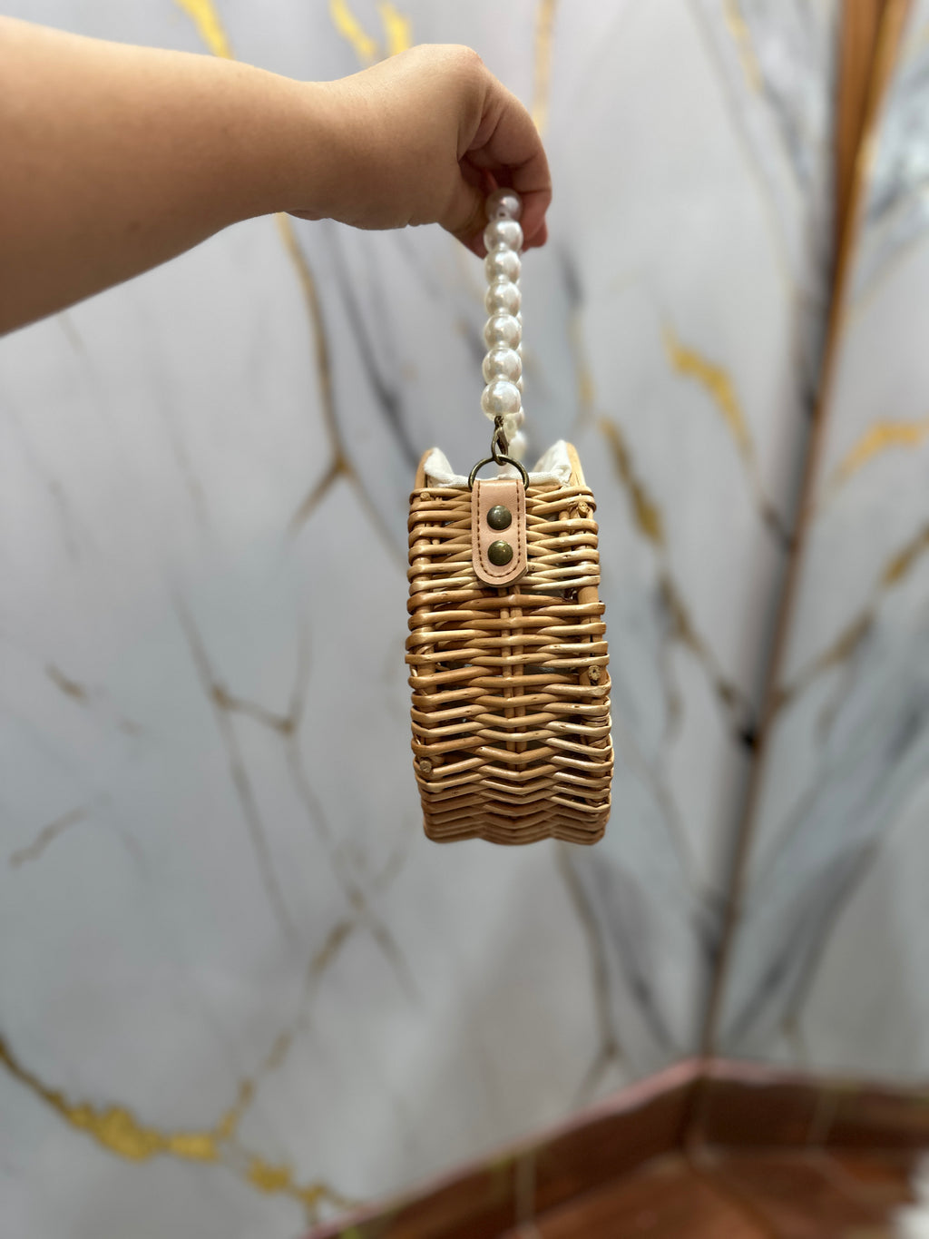 Bolso de mimbre con funda de tela por dentro