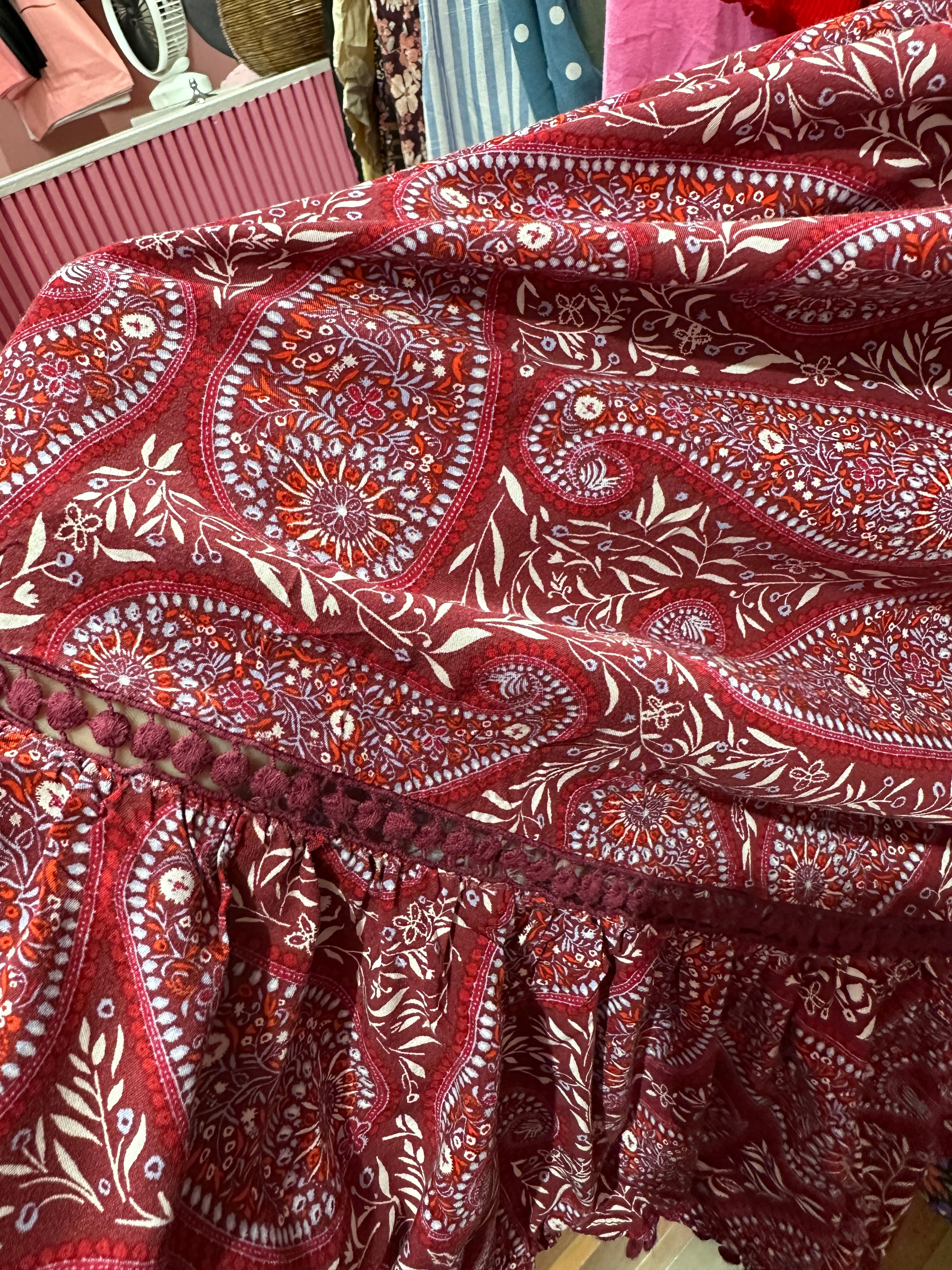 Vestido corto de tirantes con estampado granate