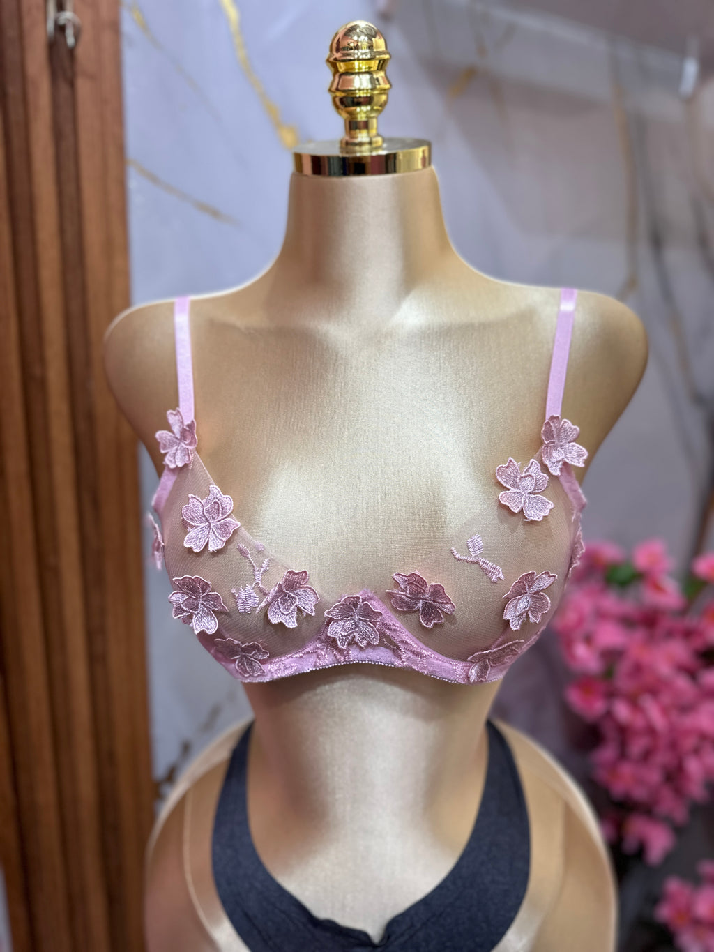 Brasier de malla rosa SHEIN con bordado floral cuenta con varilla