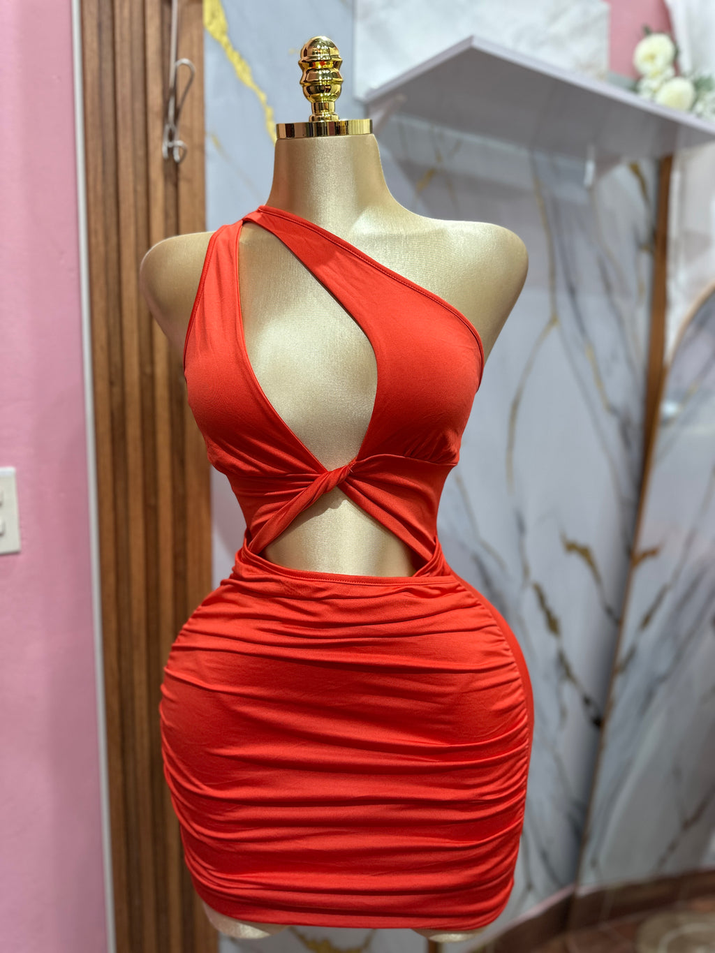 Vestido pegado anaranjado de un solo hombro con bastante escote