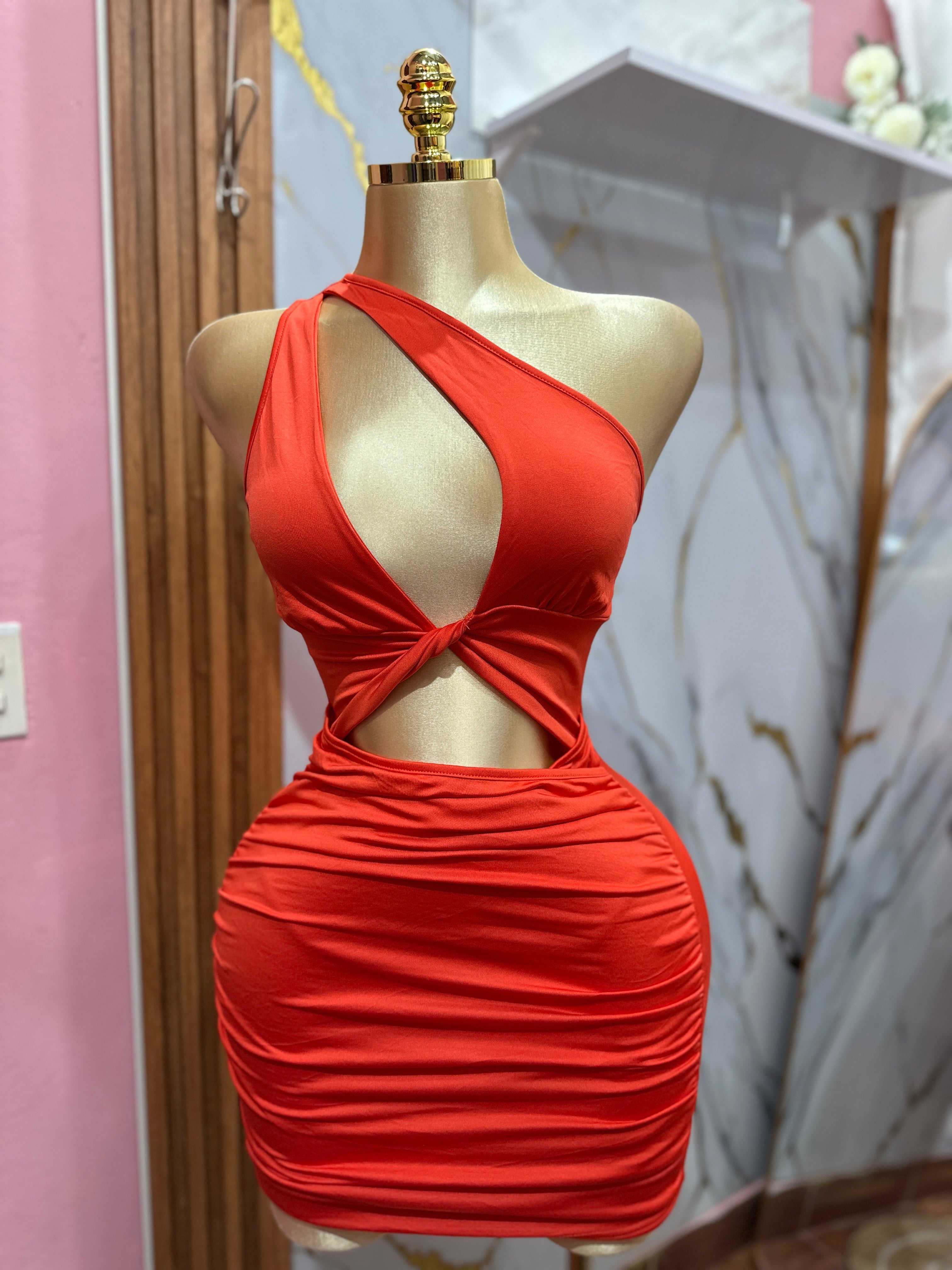 Vestido pegado anaranjado de un solo hombro con bastante escote