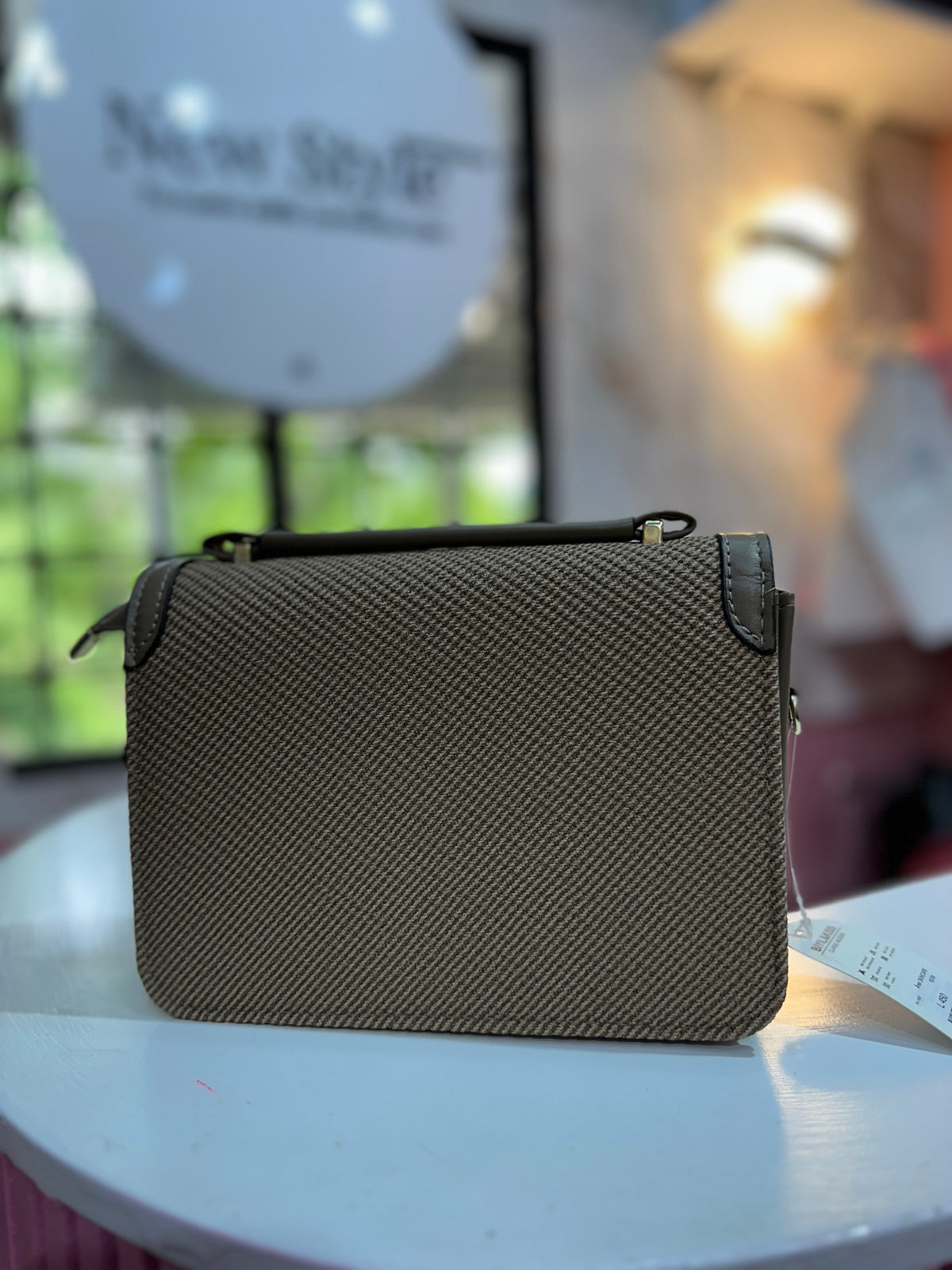 Cartera elegante en tono café con diseño texturizado y con correa ajustable