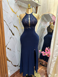 Vestido largo de gala  MORGAN & CO azul marino destaca por su corpiño de encaje con cuello halter y una elegante abertura frontal en la falda