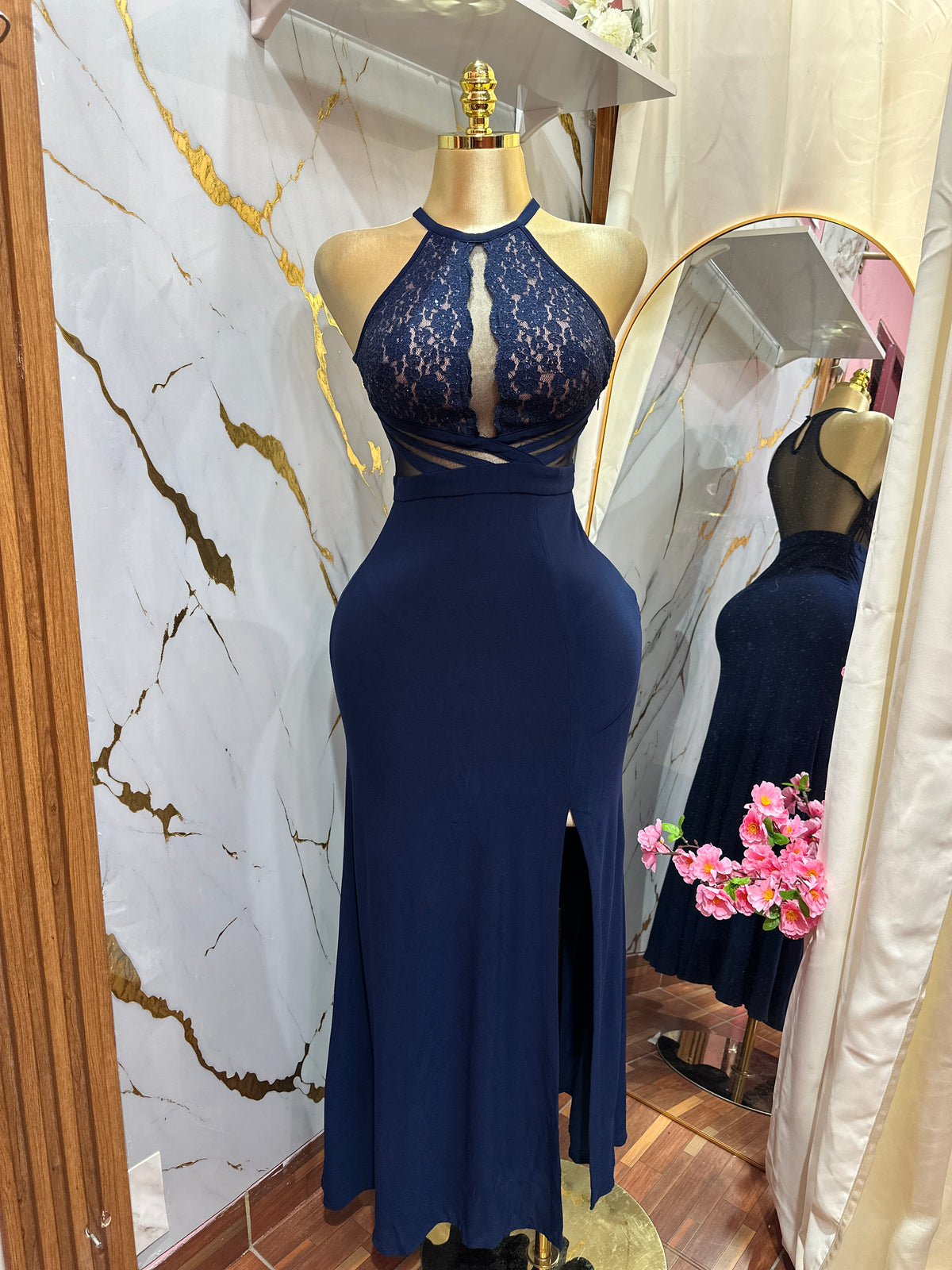 Vestido largo de gala  MORGAN & CO azul marino destaca por su corpiño de encaje con cuello halter y una elegante abertura frontal en la falda