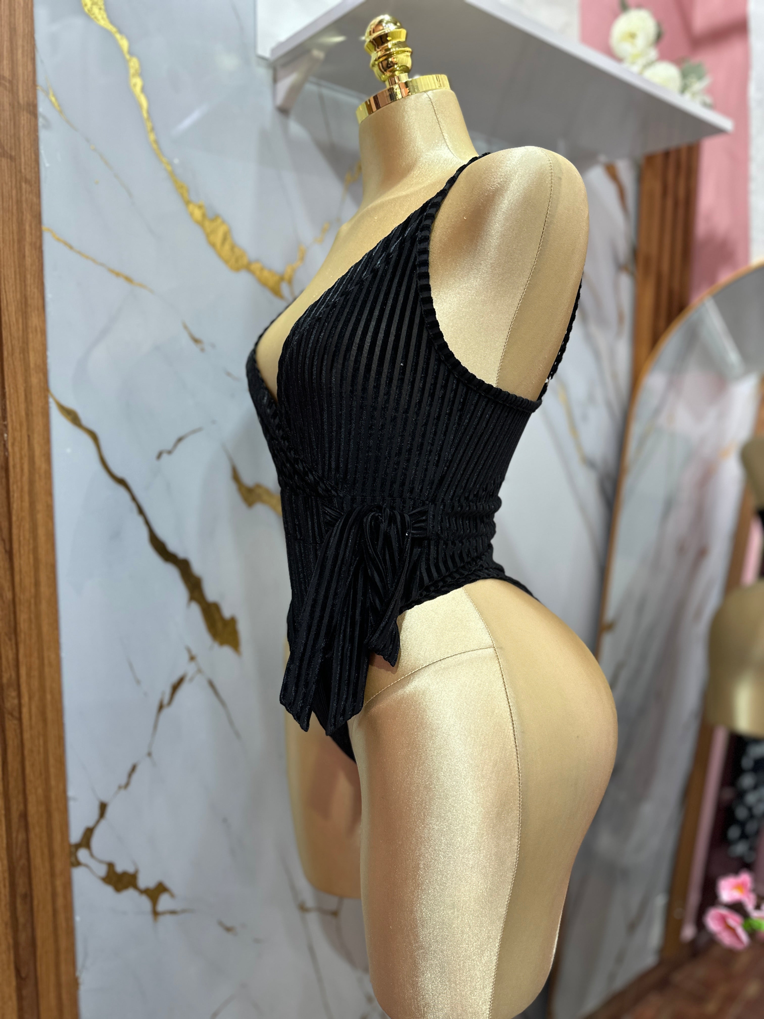 Body negro de tirantes con escote en V