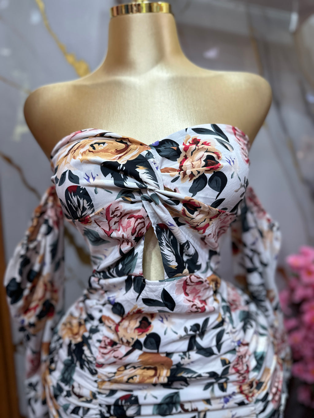 Vestido corto SHEIN de hombros descubiertos con un llamativo estampado floral y detalles drapeados fruncidos en el cuerpo