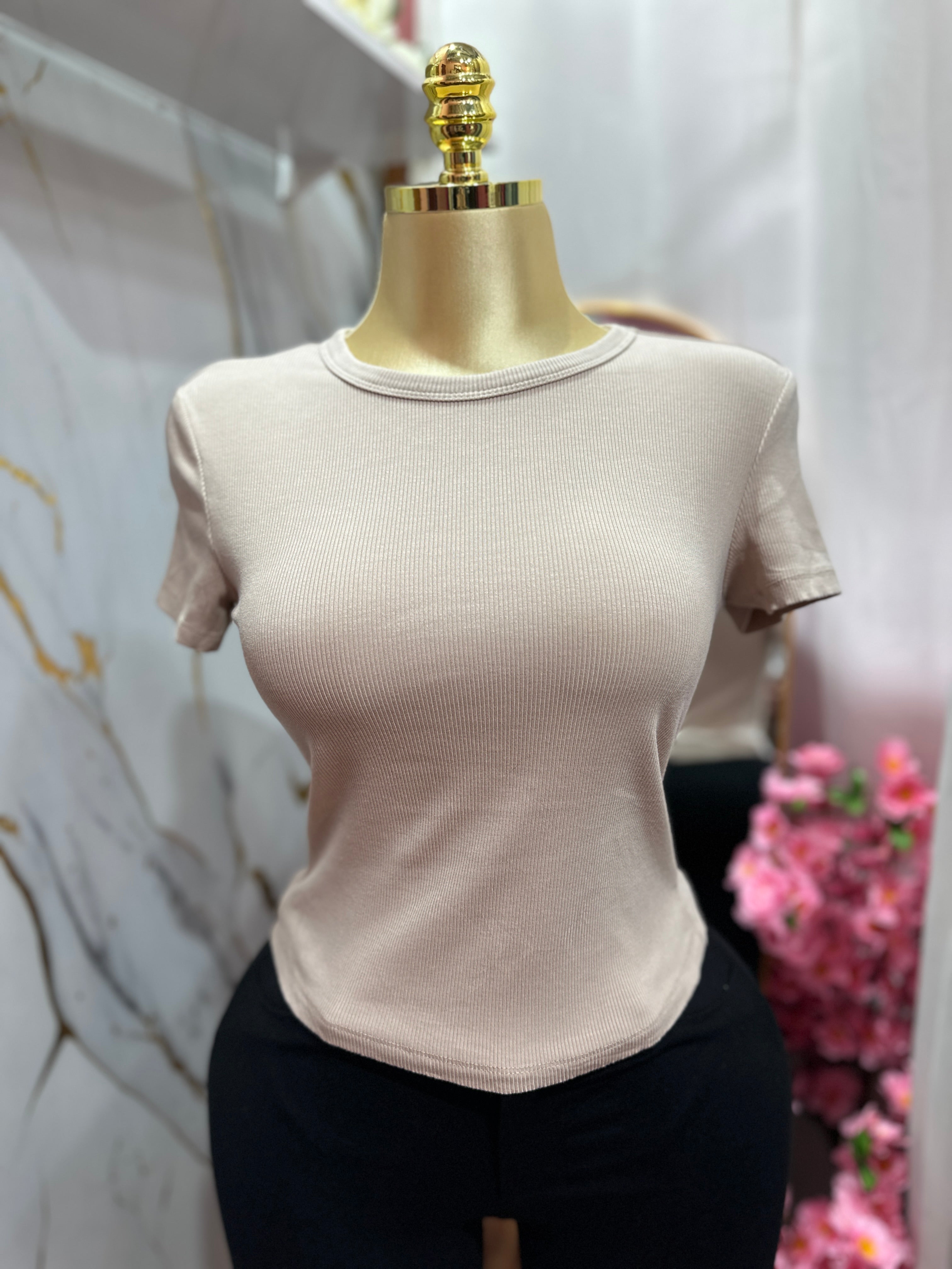Blusa básica color beige de cuello redondo de manga corta
