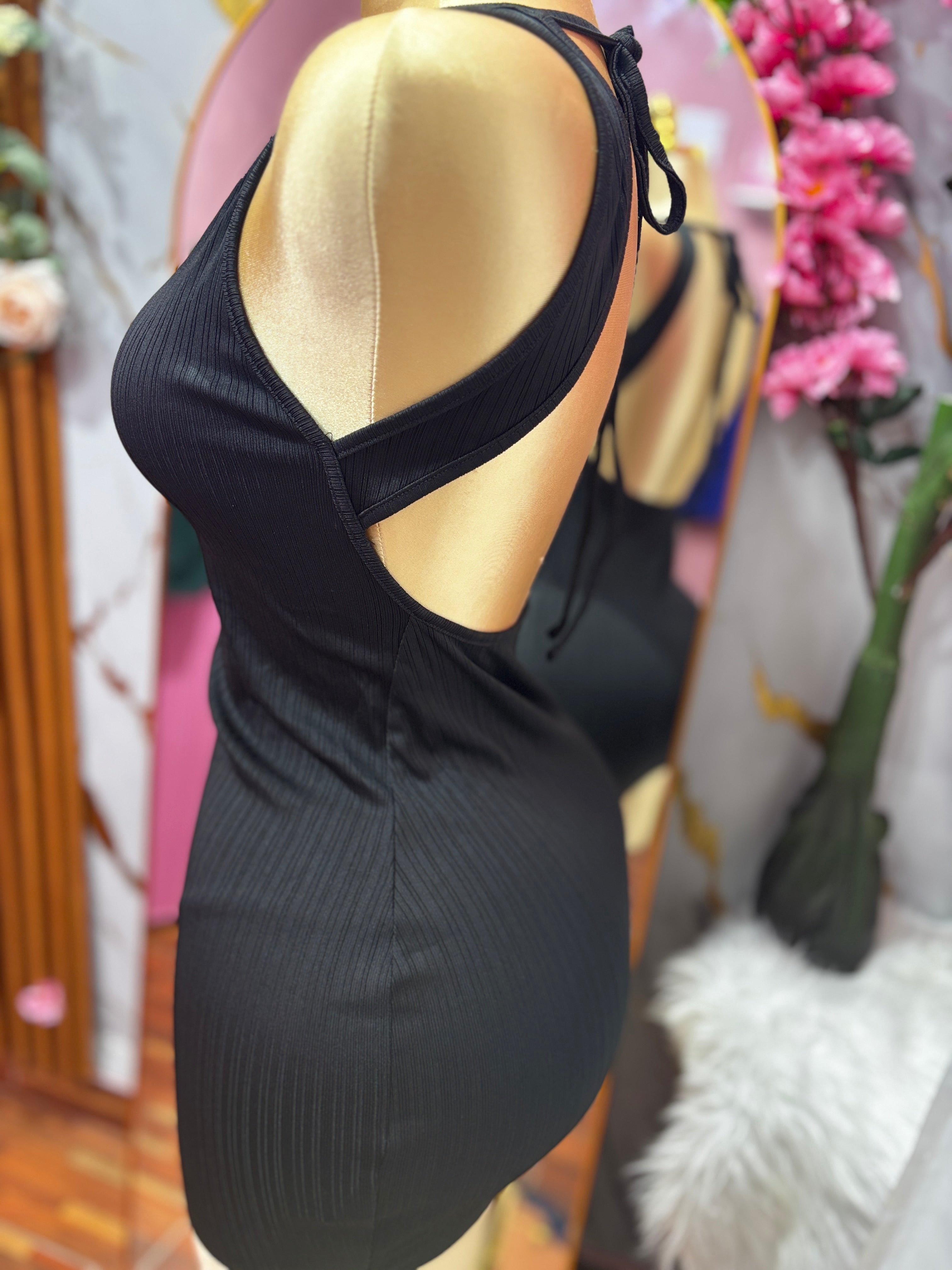 Vestido pegado descubierto de la espalda