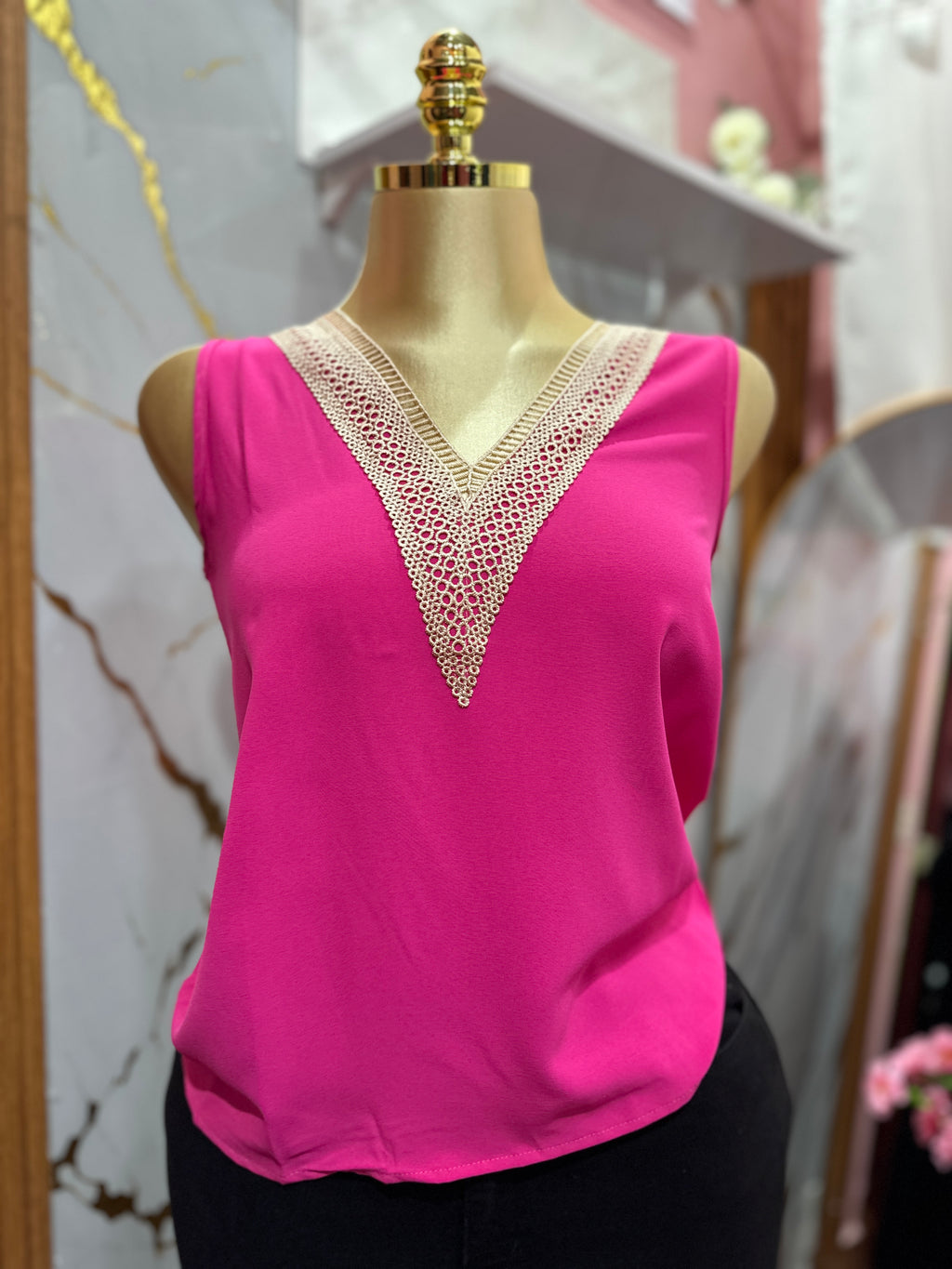 Blusa sin mangas fucsia cuello en V con encaje