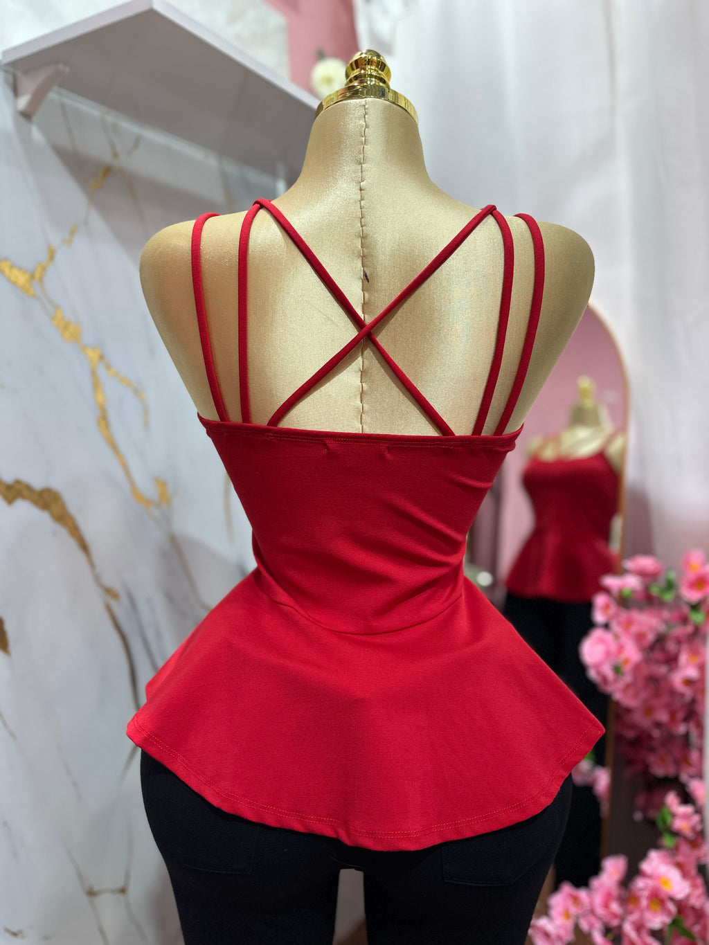 Blusa roja de tirantes finos cruzados en el pecho y un diseño ajustado en la cintura