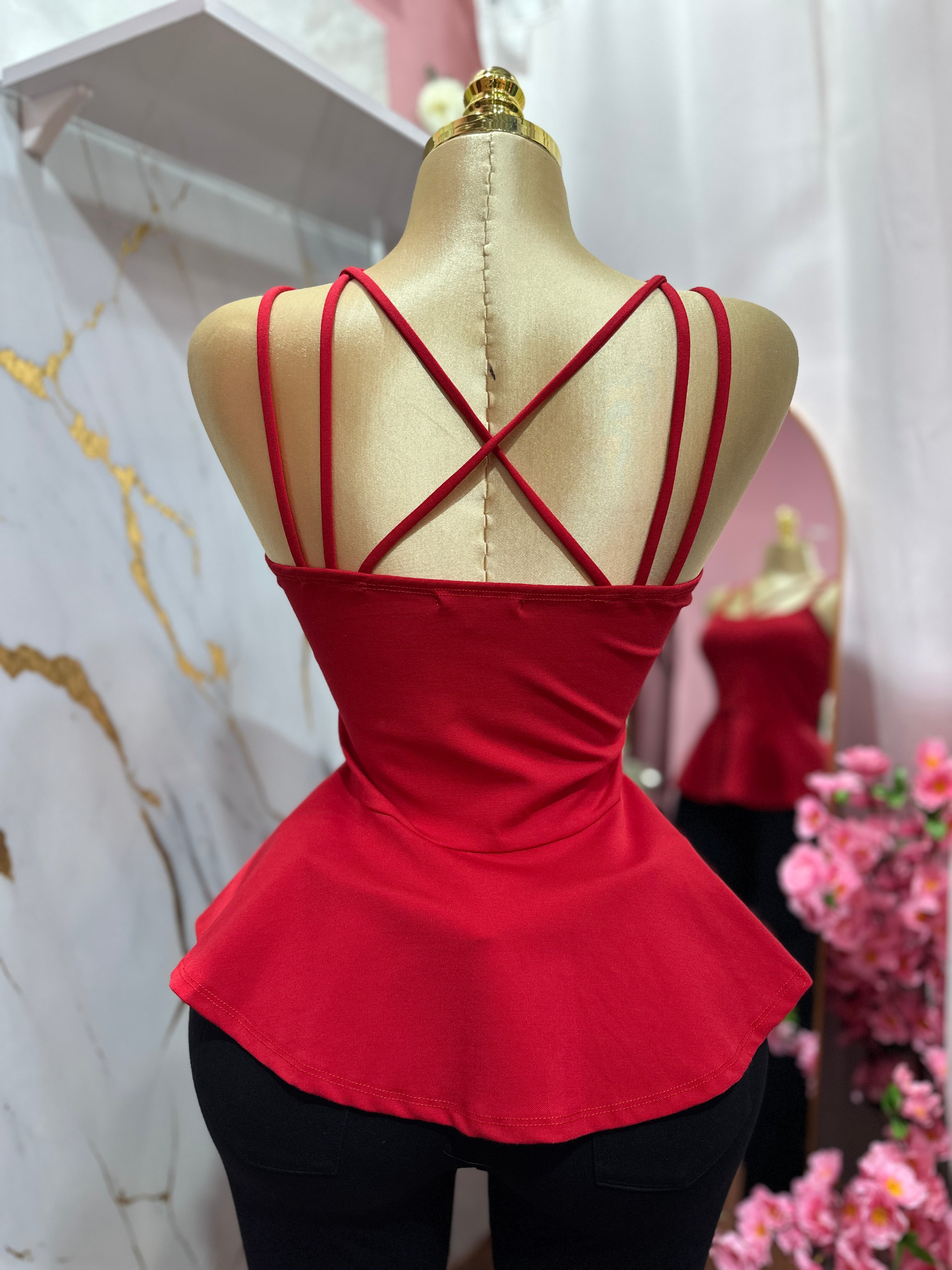 Blusa roja de tirantes finos cruzados en el pecho y un diseño ajustado en la cintura