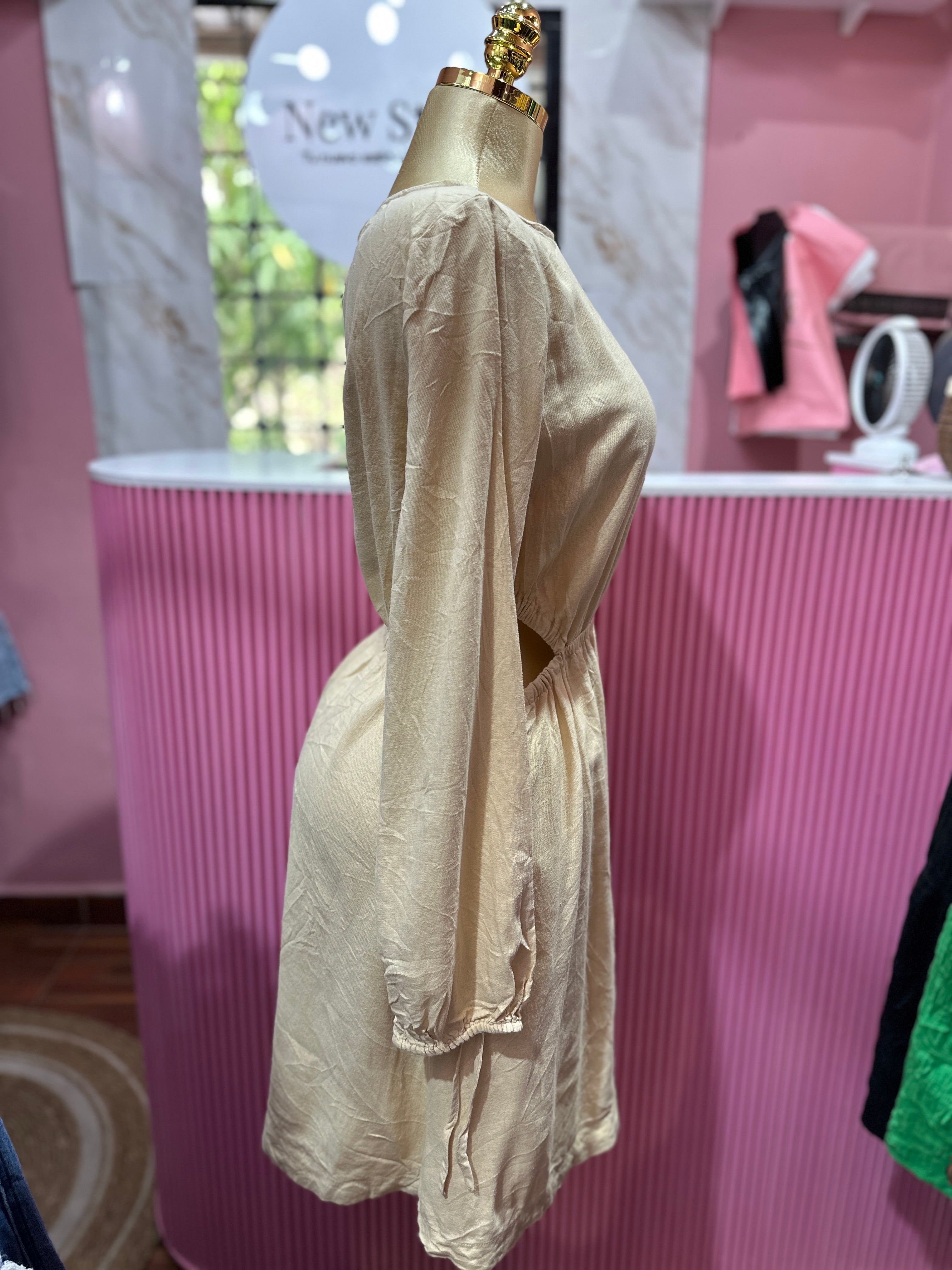 Vestido corto beige de manga larga con cintura elástica y abertura en los costados